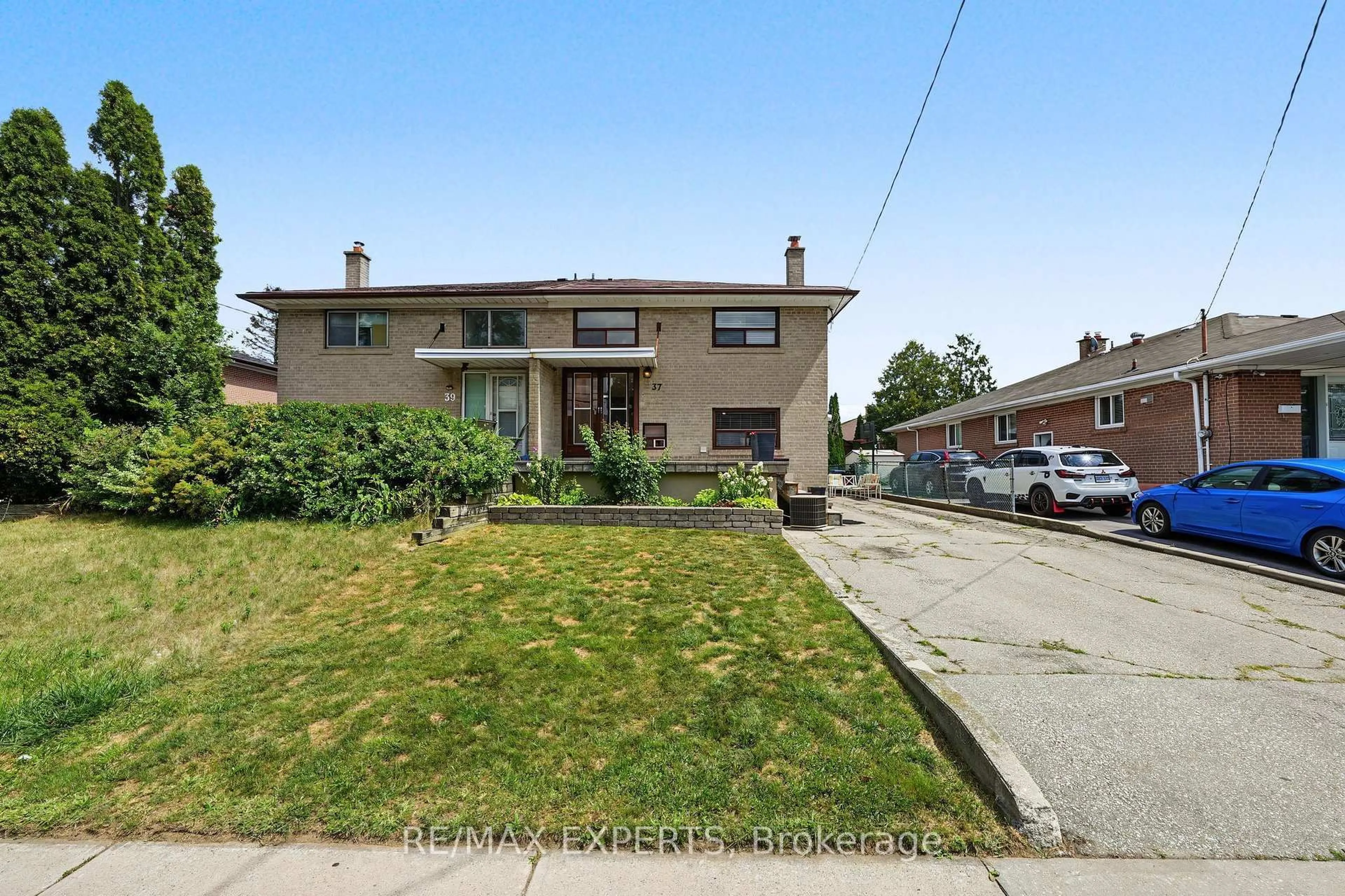 A pic from outside/outdoor area/front of a property/back of a property/a pic from drone, street for 37 Saint Lucie Dr, Toronto Ontario M9M 1S9