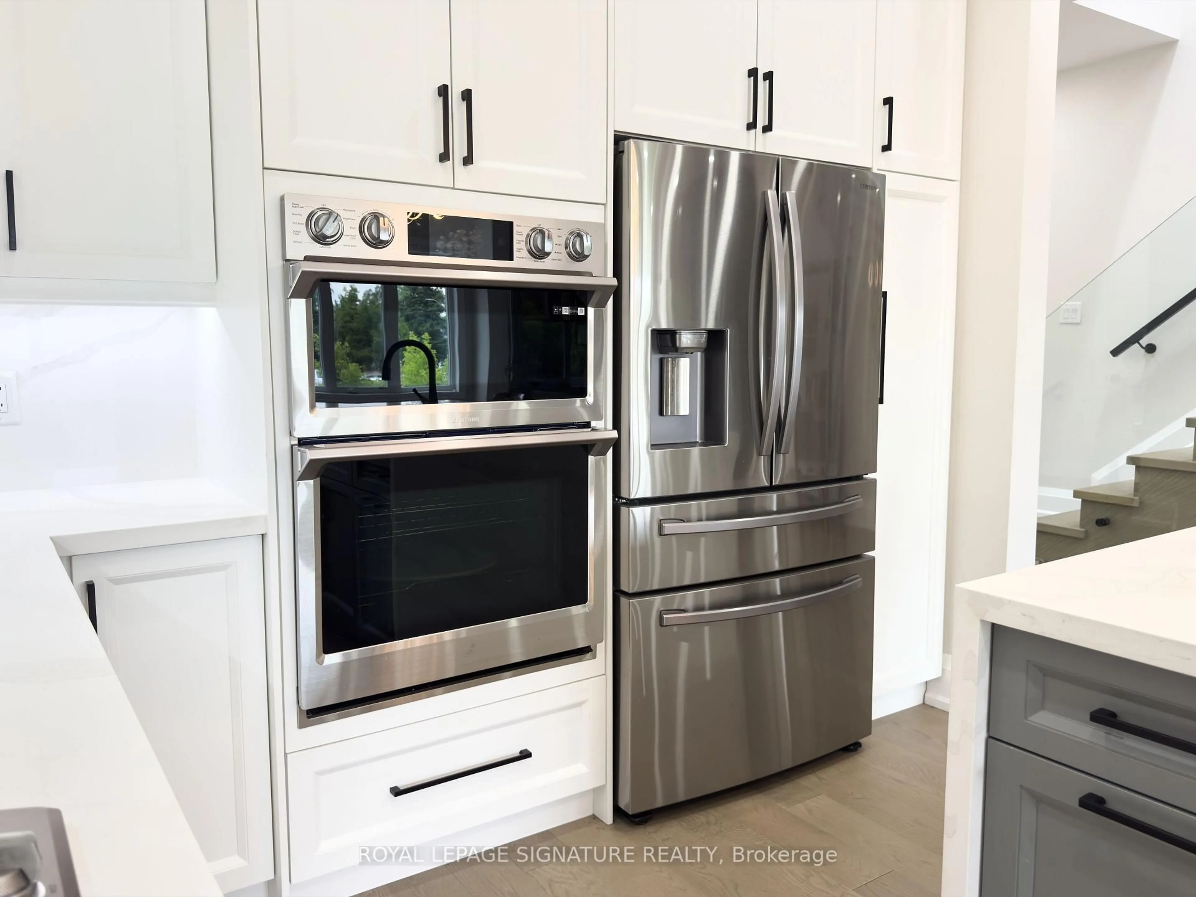 Contemporary kitchen, unknown for 920 Fourth St, Mississauga Ontario L5E 1J6