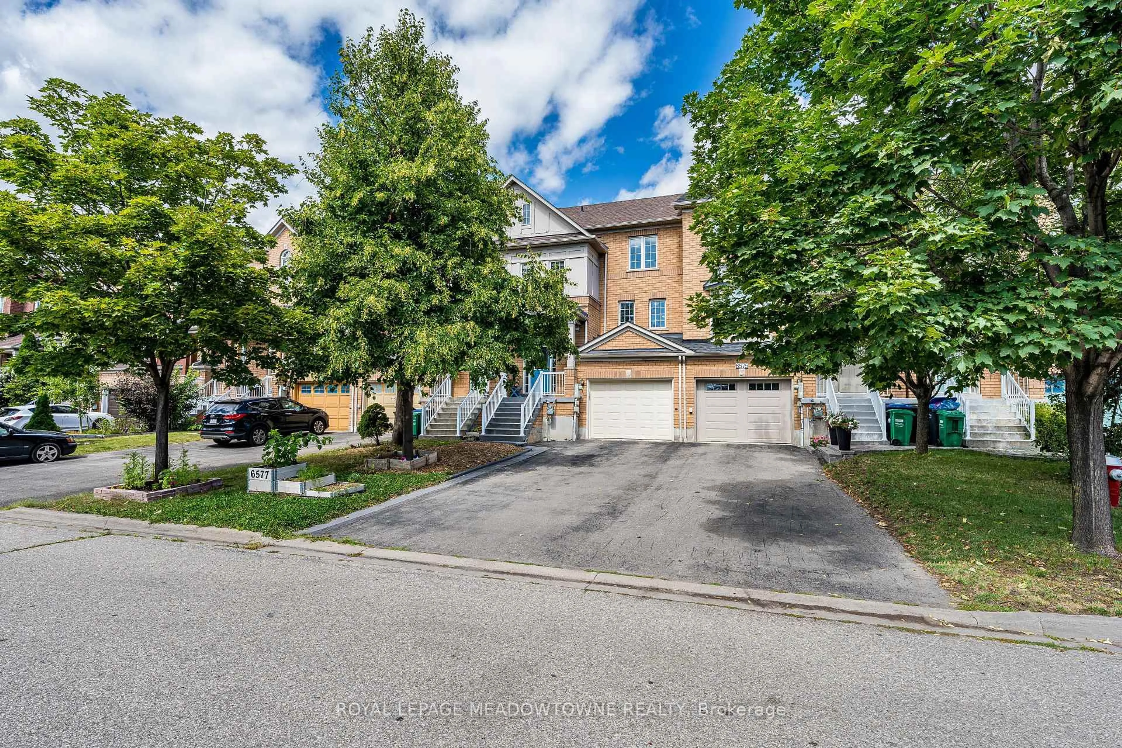 A pic from outside/outdoor area/front of a property/back of a property/a pic from drone, street for 6577 Jazzy Mews, Mississauga Ontario L5W 1R9