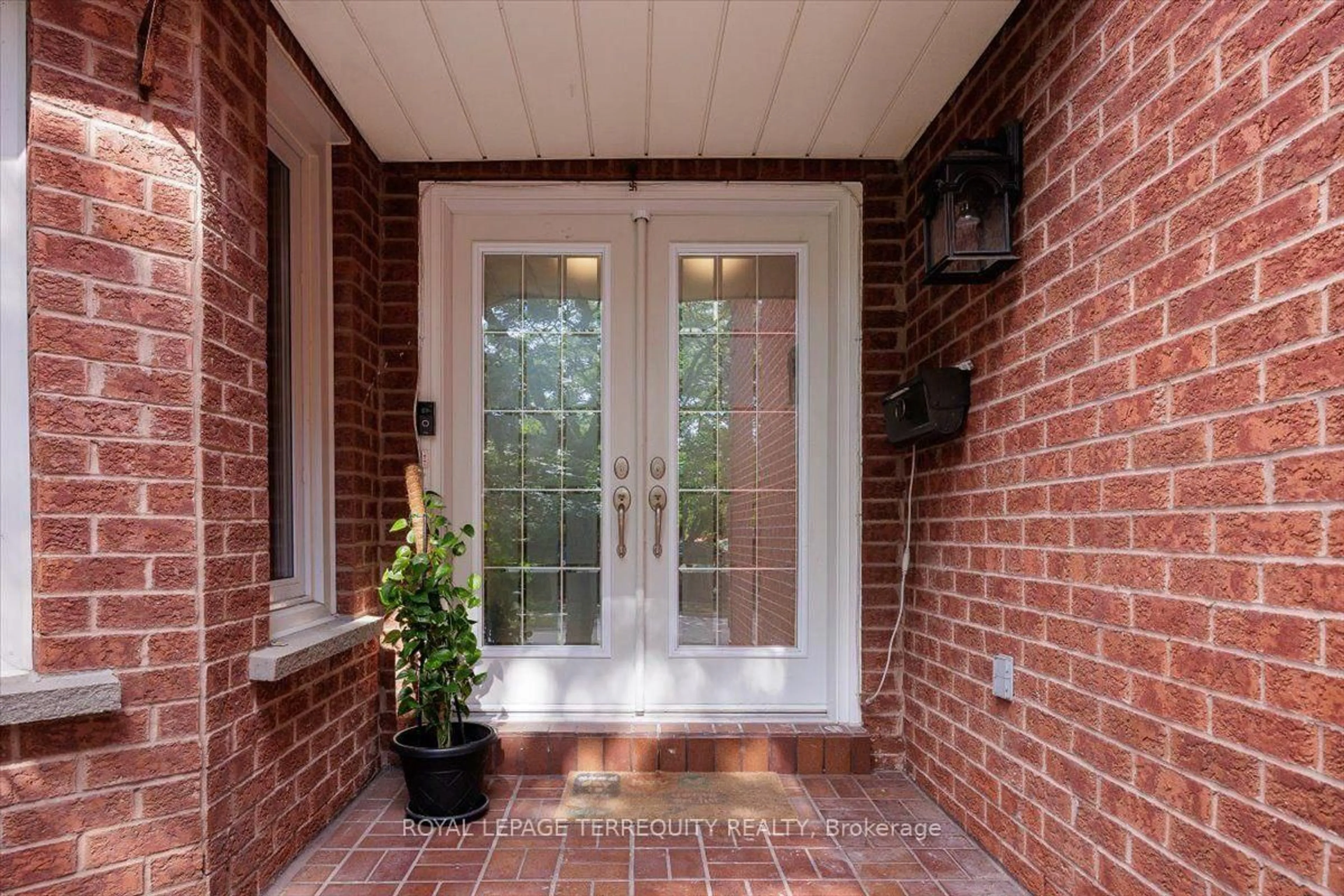 Indoor entryway for 1207 Dogwood Cres, Oakville Ontario L6J 7J2