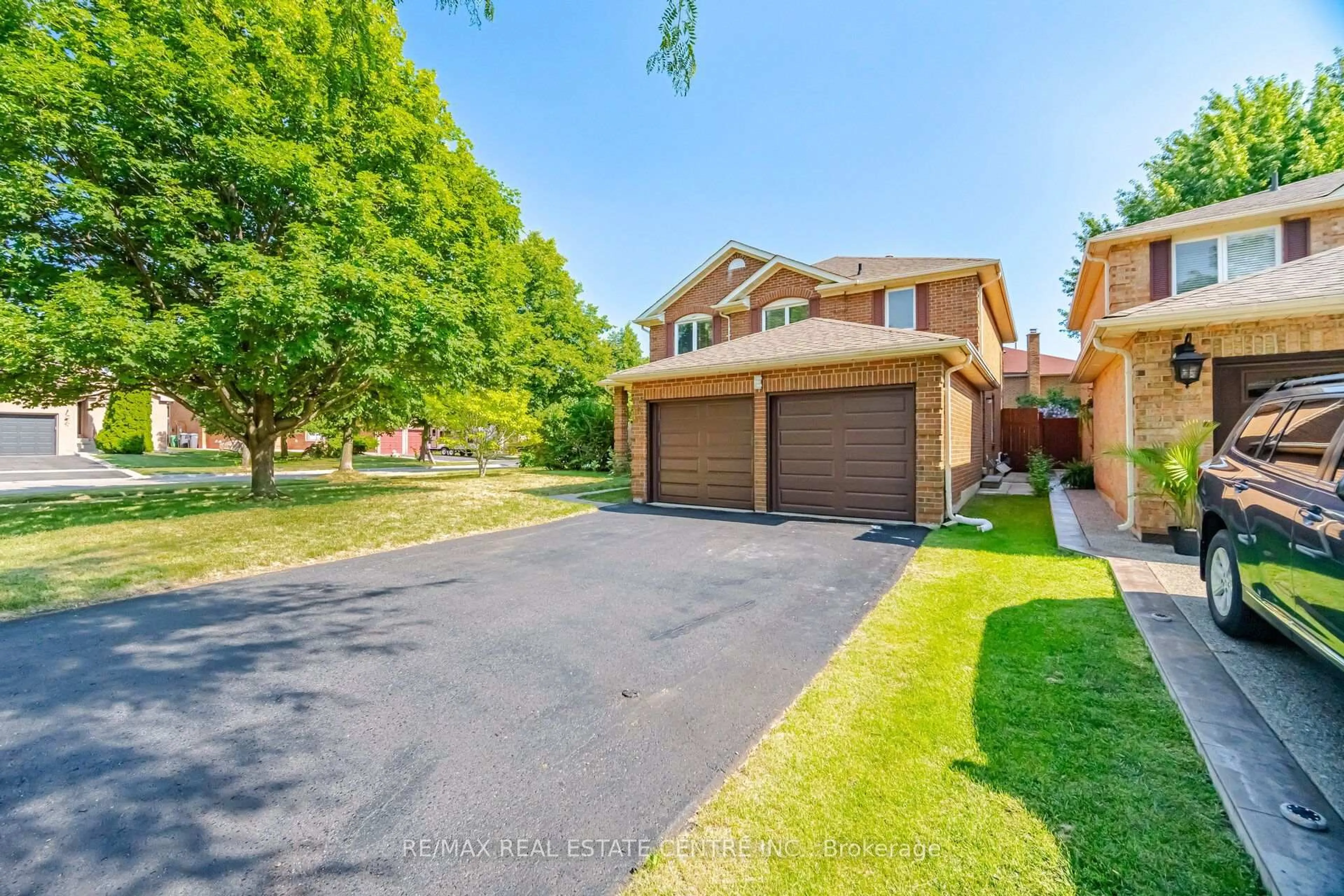 A pic from outside/outdoor area/front of a property/back of a property/a pic from drone, street for 46 Butlermere Dr, Brampton Ontario L6Y 4R9