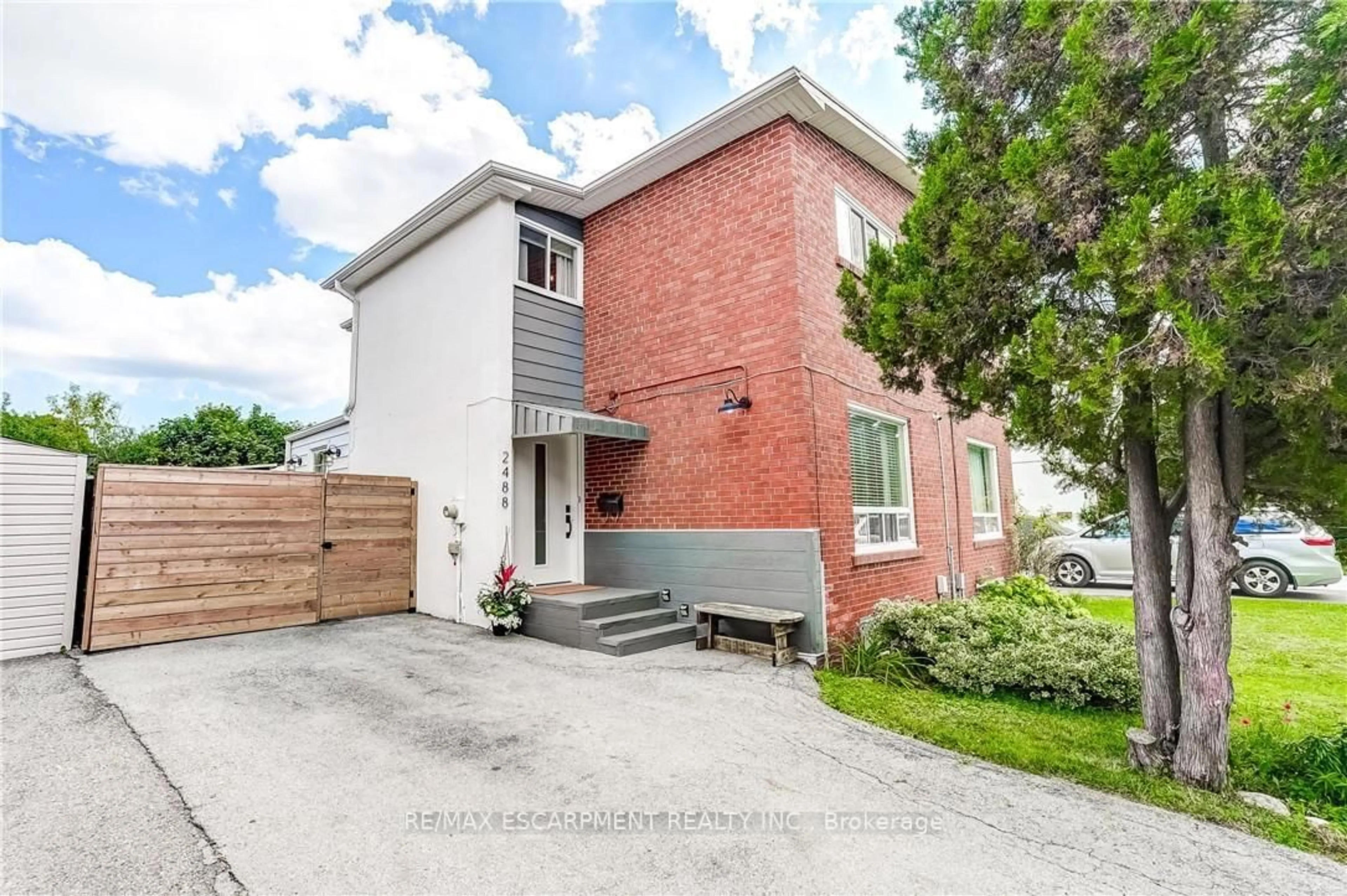 Home with brick exterior material, street for 2488 Brookhurst Rd, Mississauga Ontario L5J 1R3