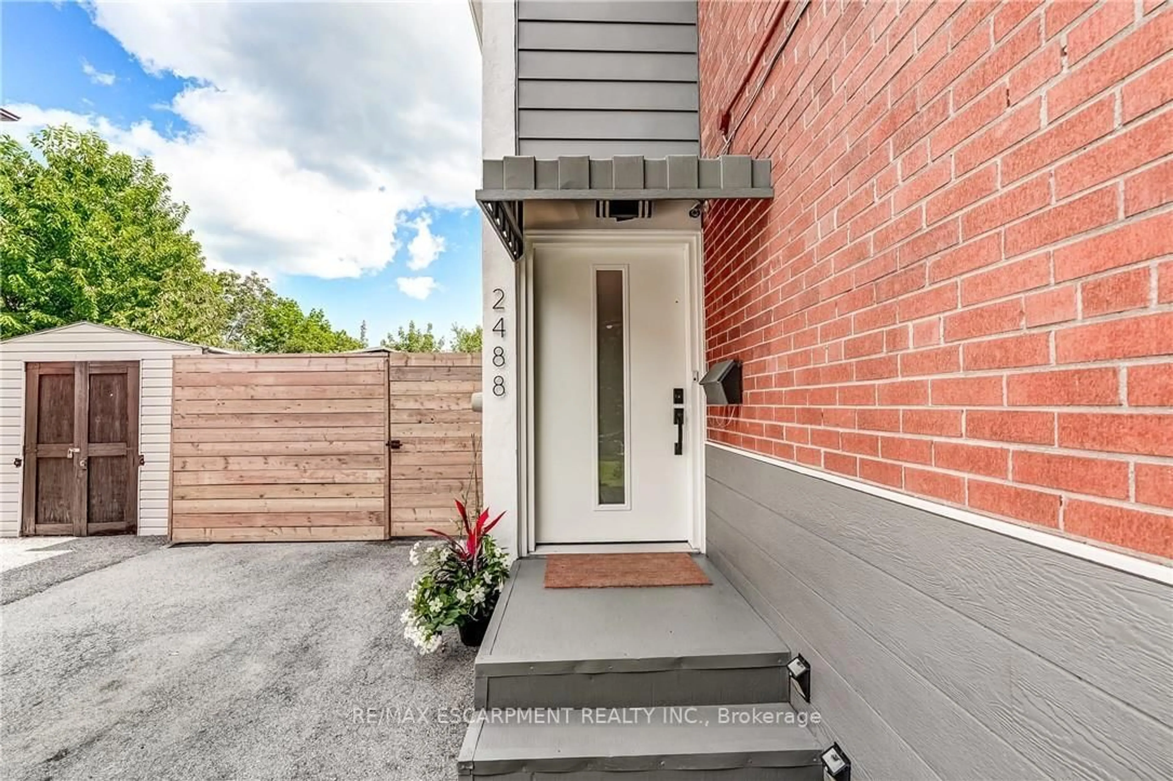 Home with brick exterior material, street for 2488 Brookhurst Rd, Mississauga Ontario L5J 1R3