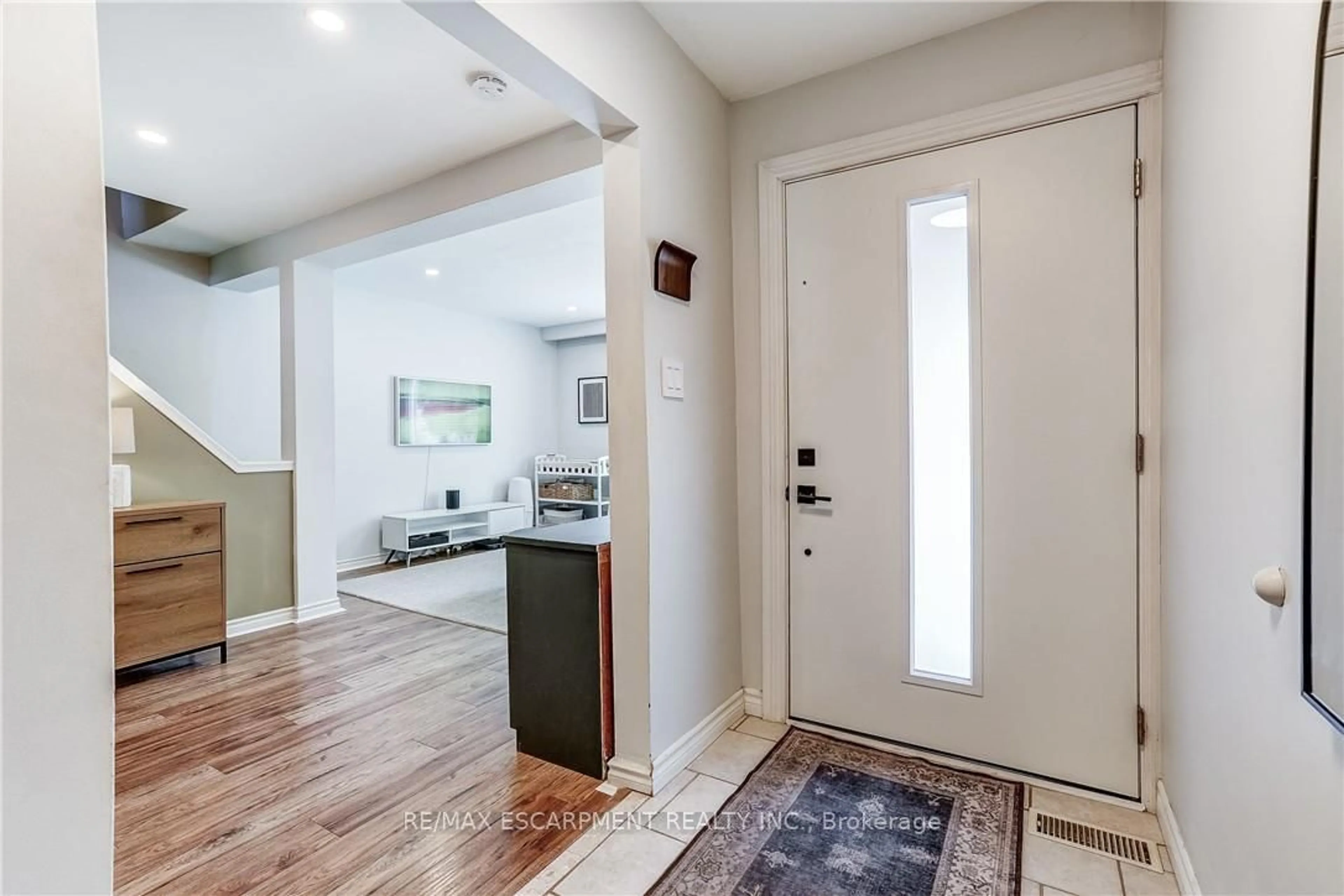 Indoor entryway for 2488 Brookhurst Rd, Mississauga Ontario L5J 1R3