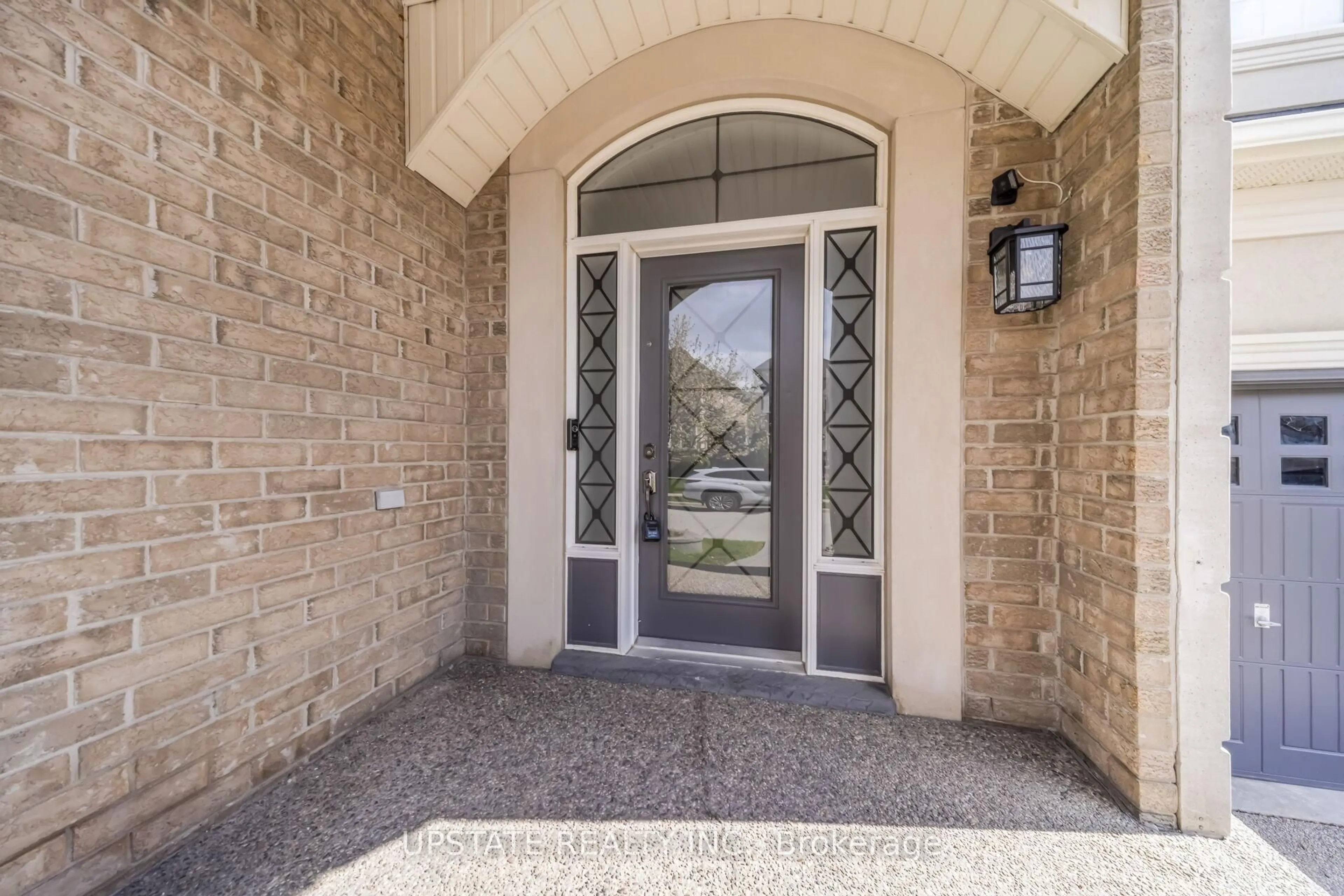 Indoor entryway for 19 Eaglesprings Cres, Brampton Ontario L6P 2V8