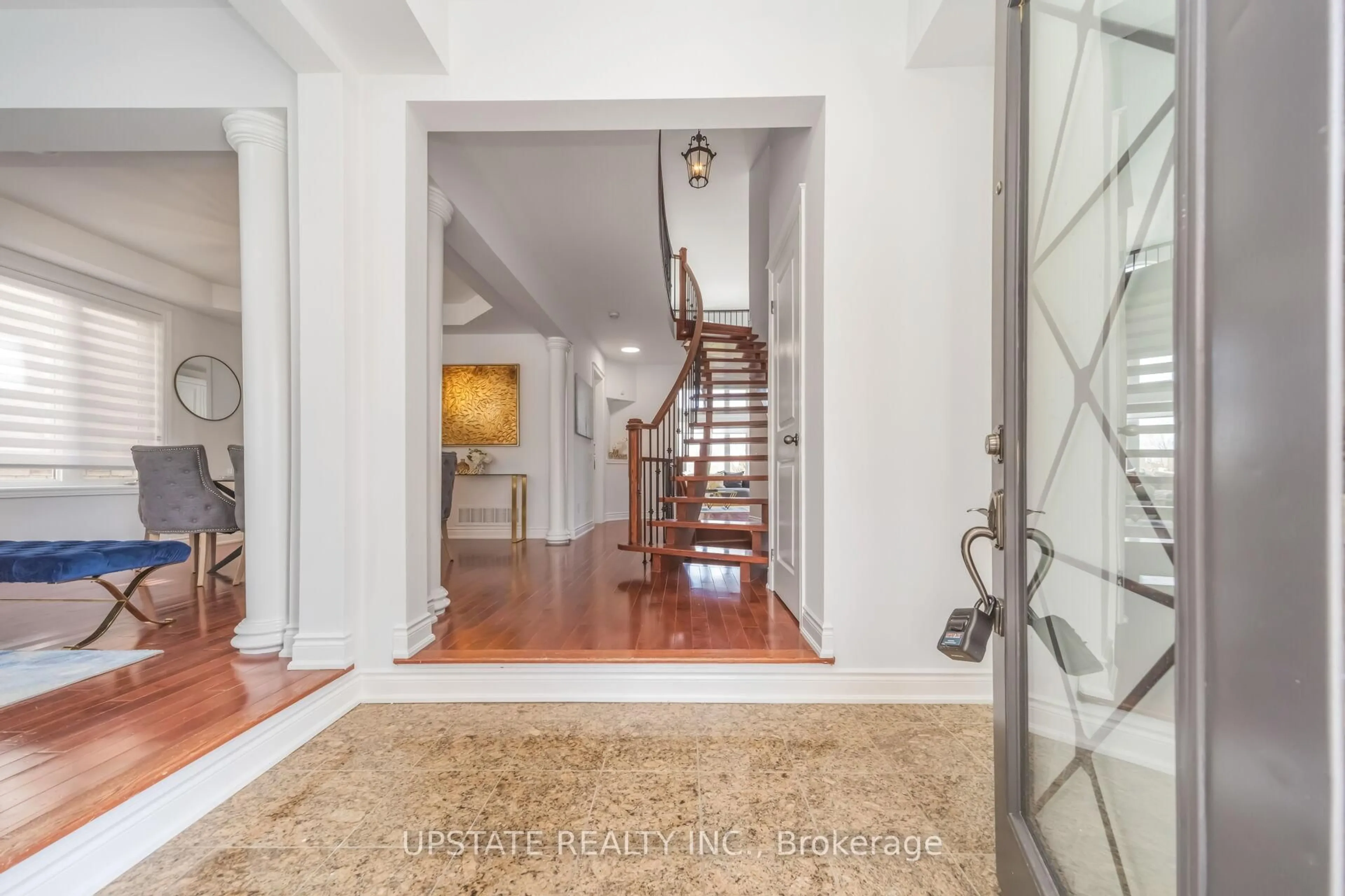 Indoor entryway for 19 Eaglesprings Cres, Brampton Ontario L6P 2V8