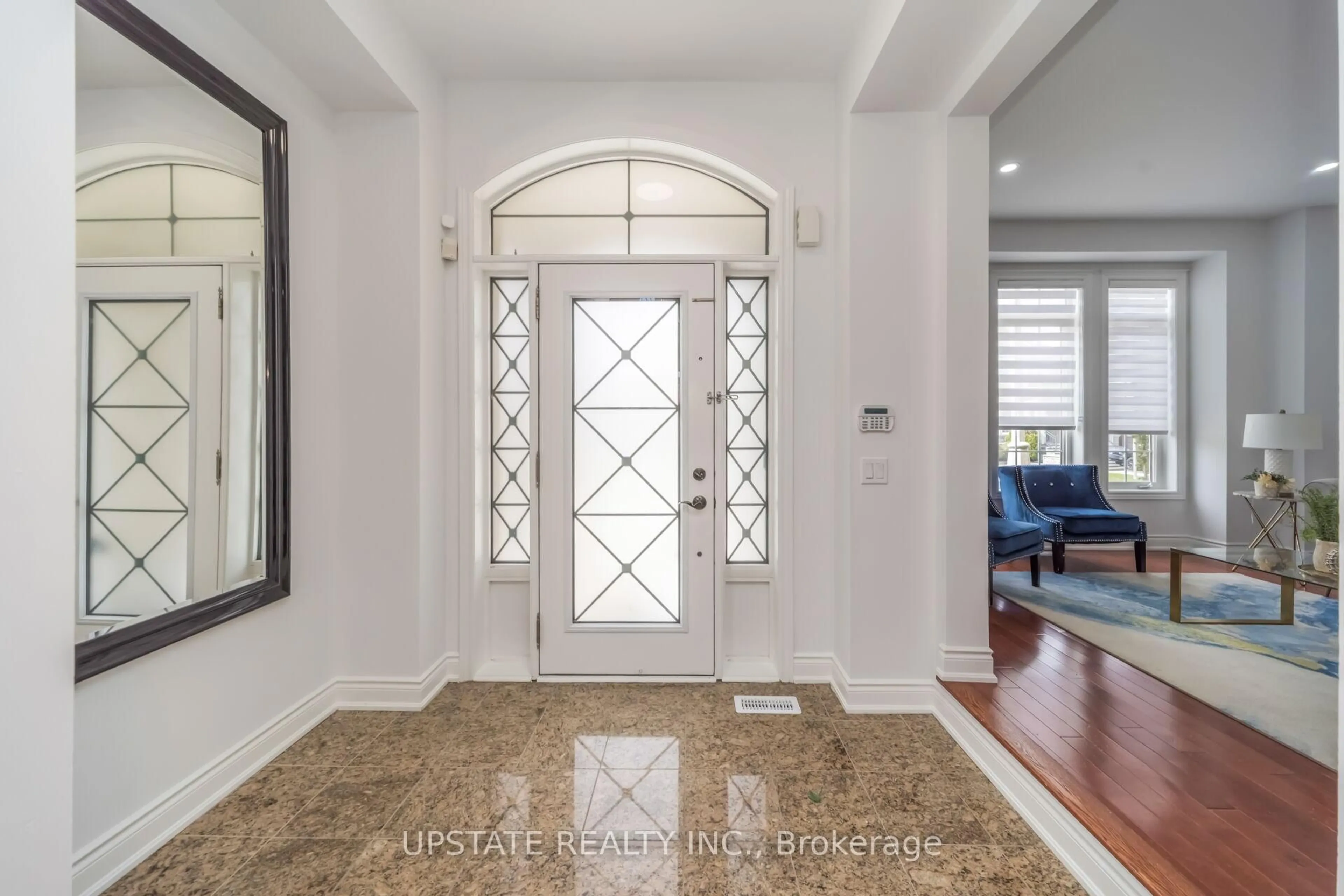 Indoor entryway for 19 Eaglesprings Cres, Brampton Ontario L6P 2V8