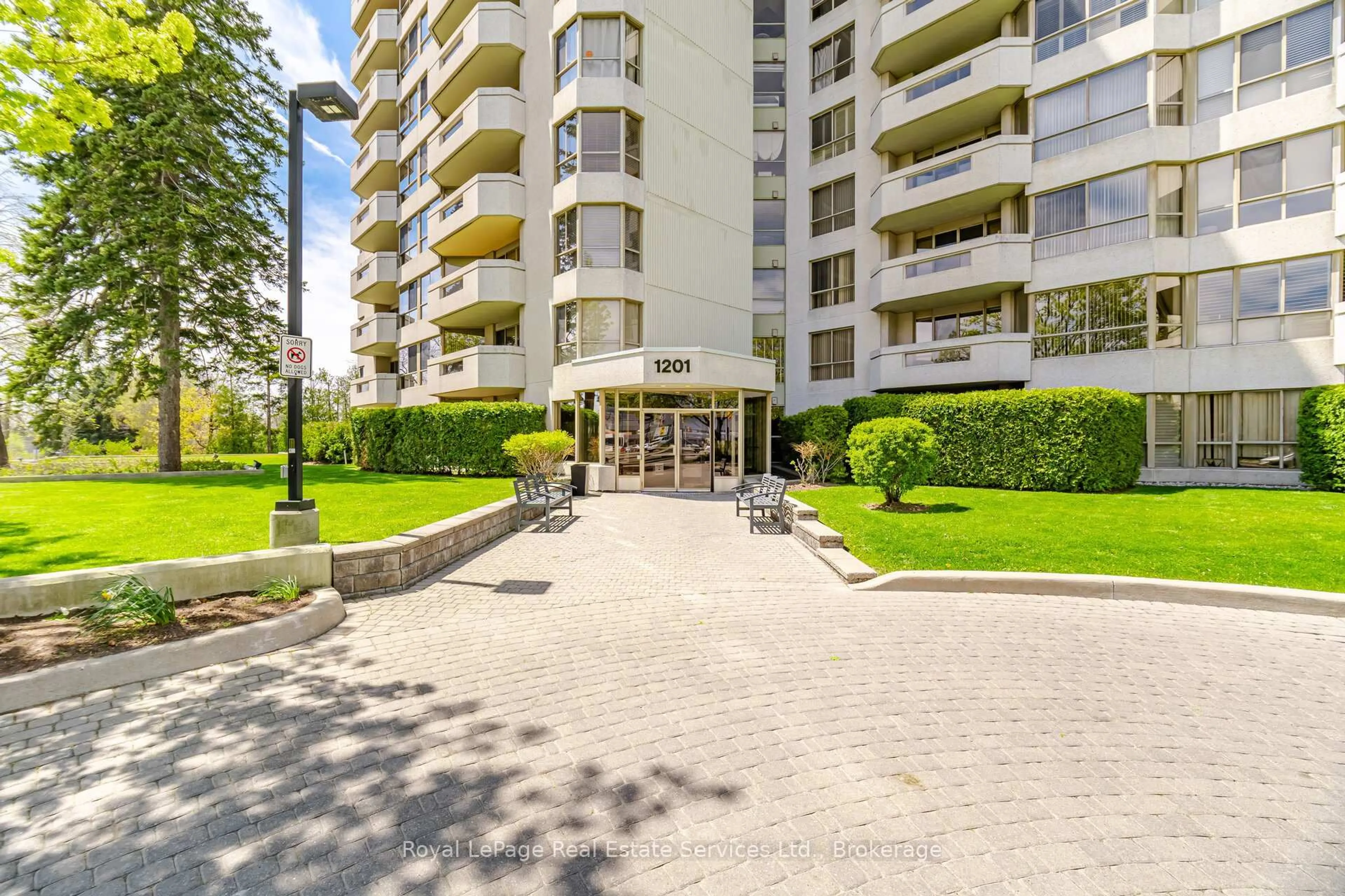 Indoor foyer for 1201 North Shore Blvd #1001, Burlington Ontario L7S 1Z5