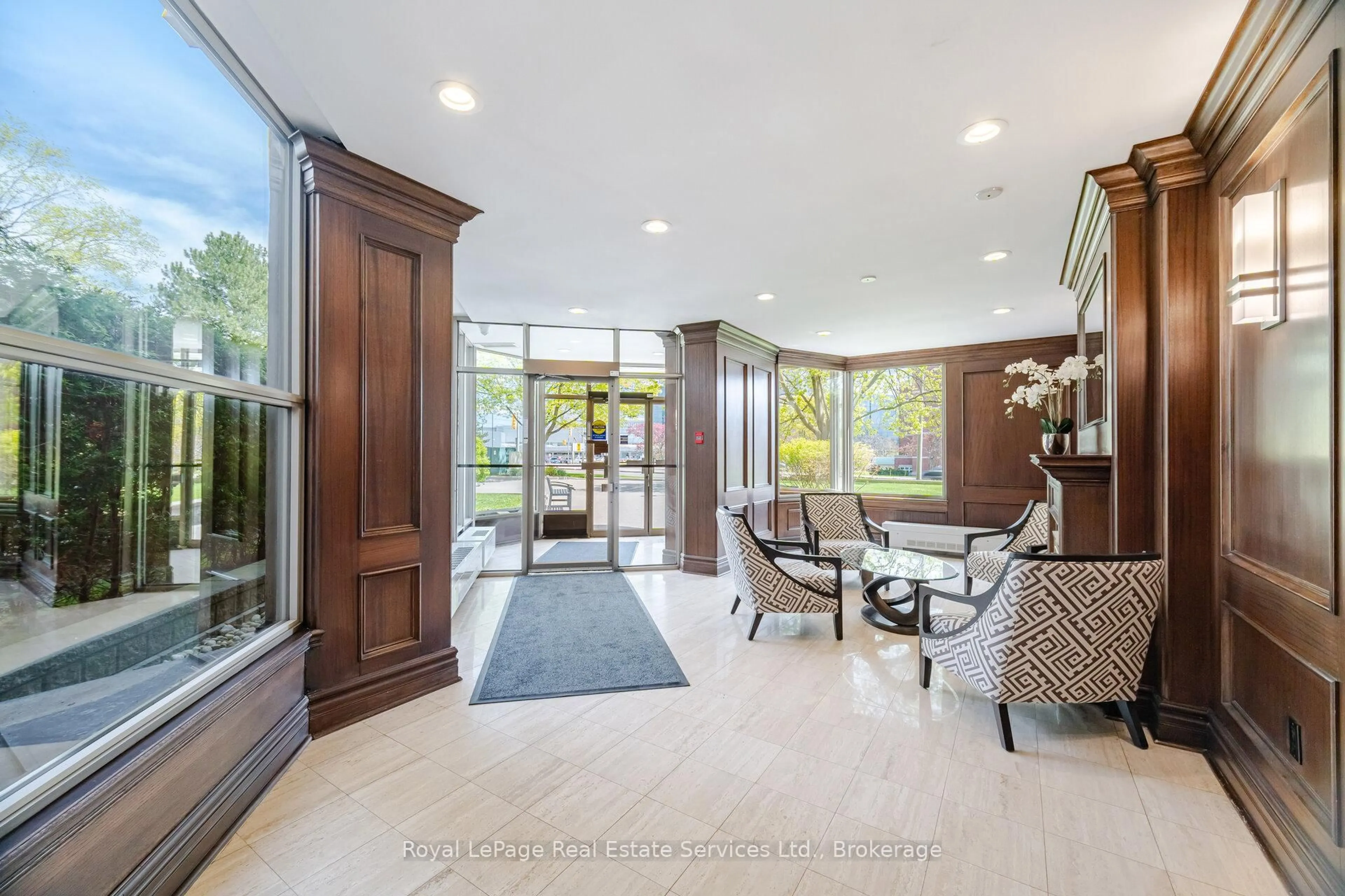 Indoor foyer for 1201 North Shore Blvd #1001, Burlington Ontario L7S 1Z5