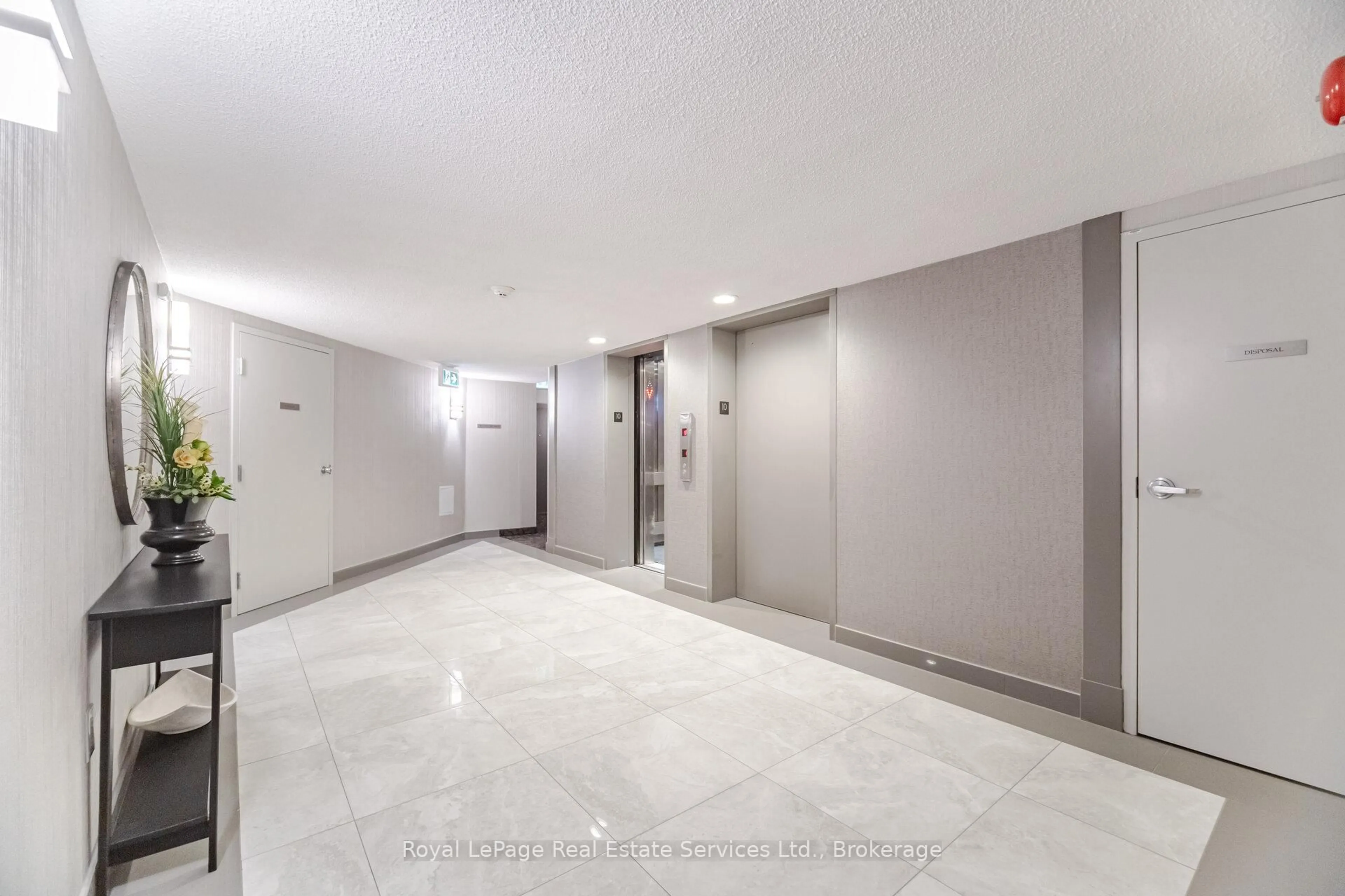 Indoor foyer for 1201 North Shore Blvd #1001, Burlington Ontario L7S 1Z5