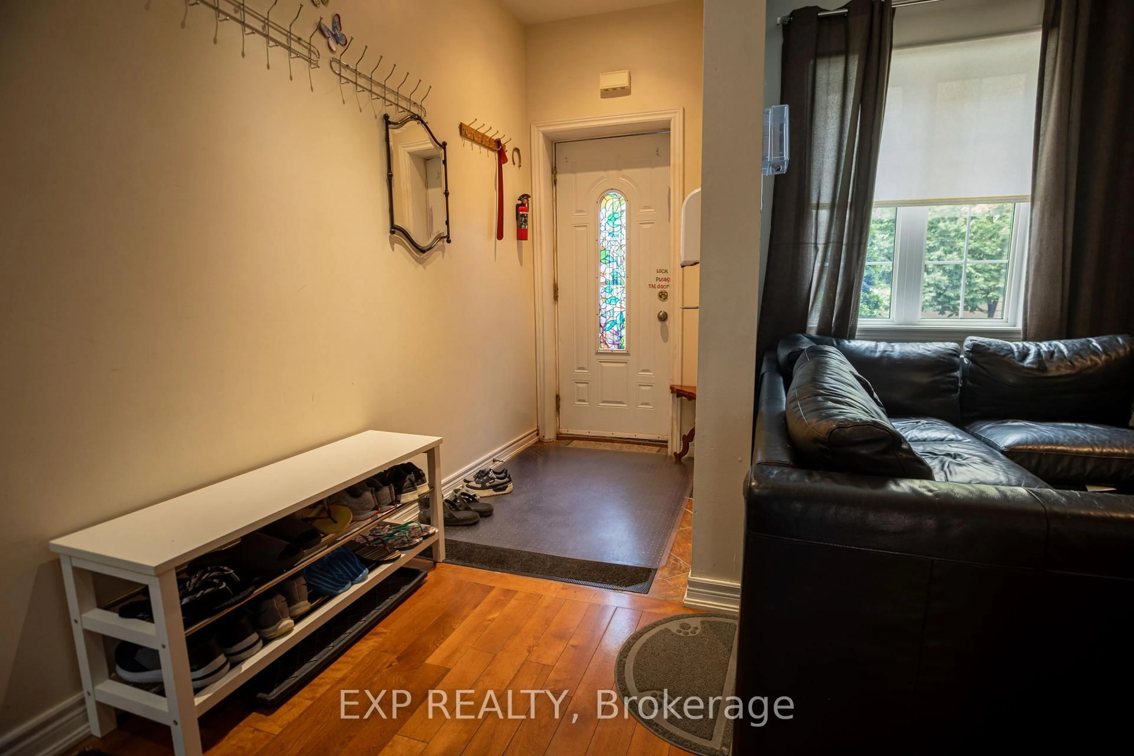 Indoor entryway for 971 Lansdowne Ave, Toronto Ontario M6H 3Z5