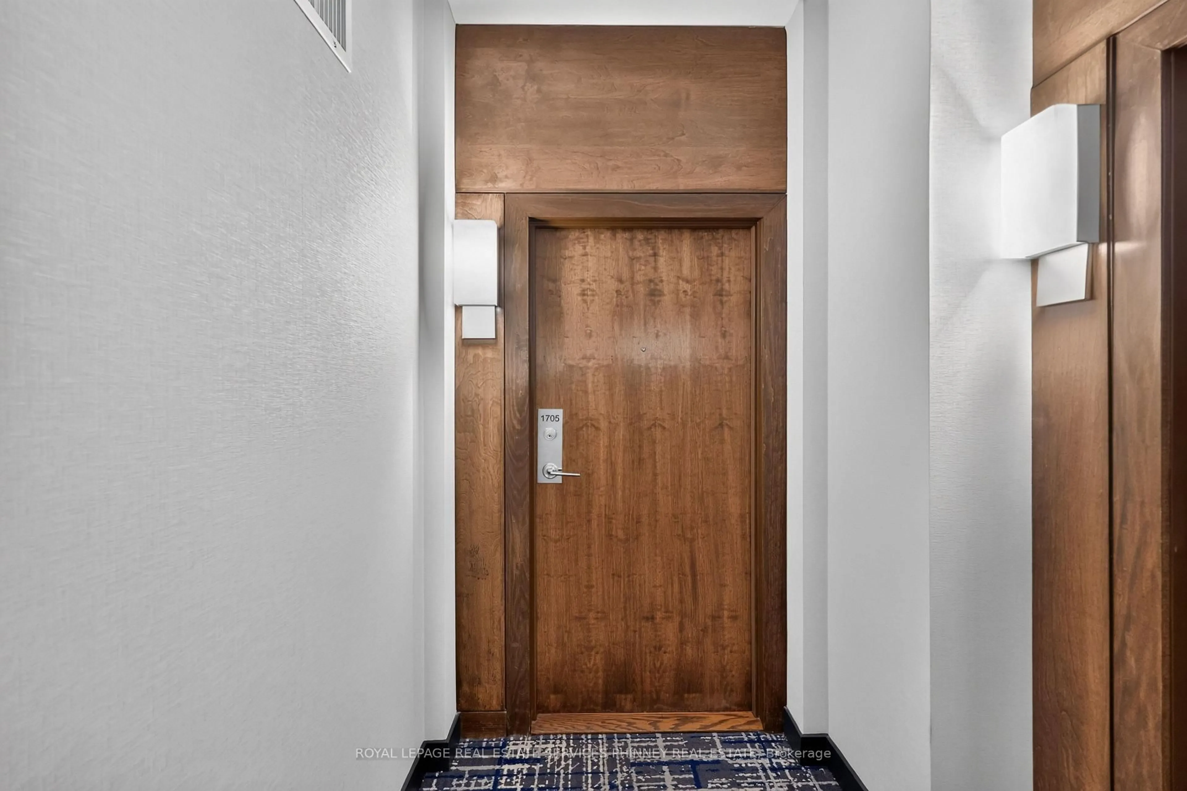 Indoor foyer for 1 Hurontario St #1705, Mississauga Ontario L5G 0A3