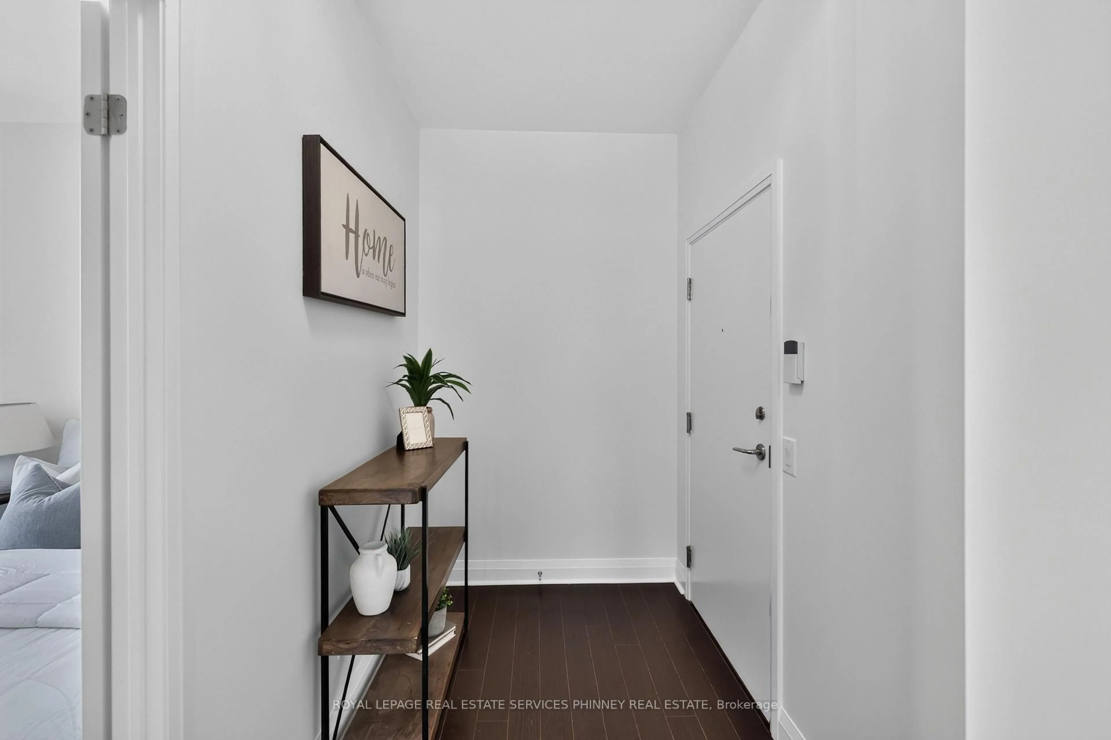 Indoor entryway for 1 Hurontario St #1705, Mississauga Ontario L5G 0A3