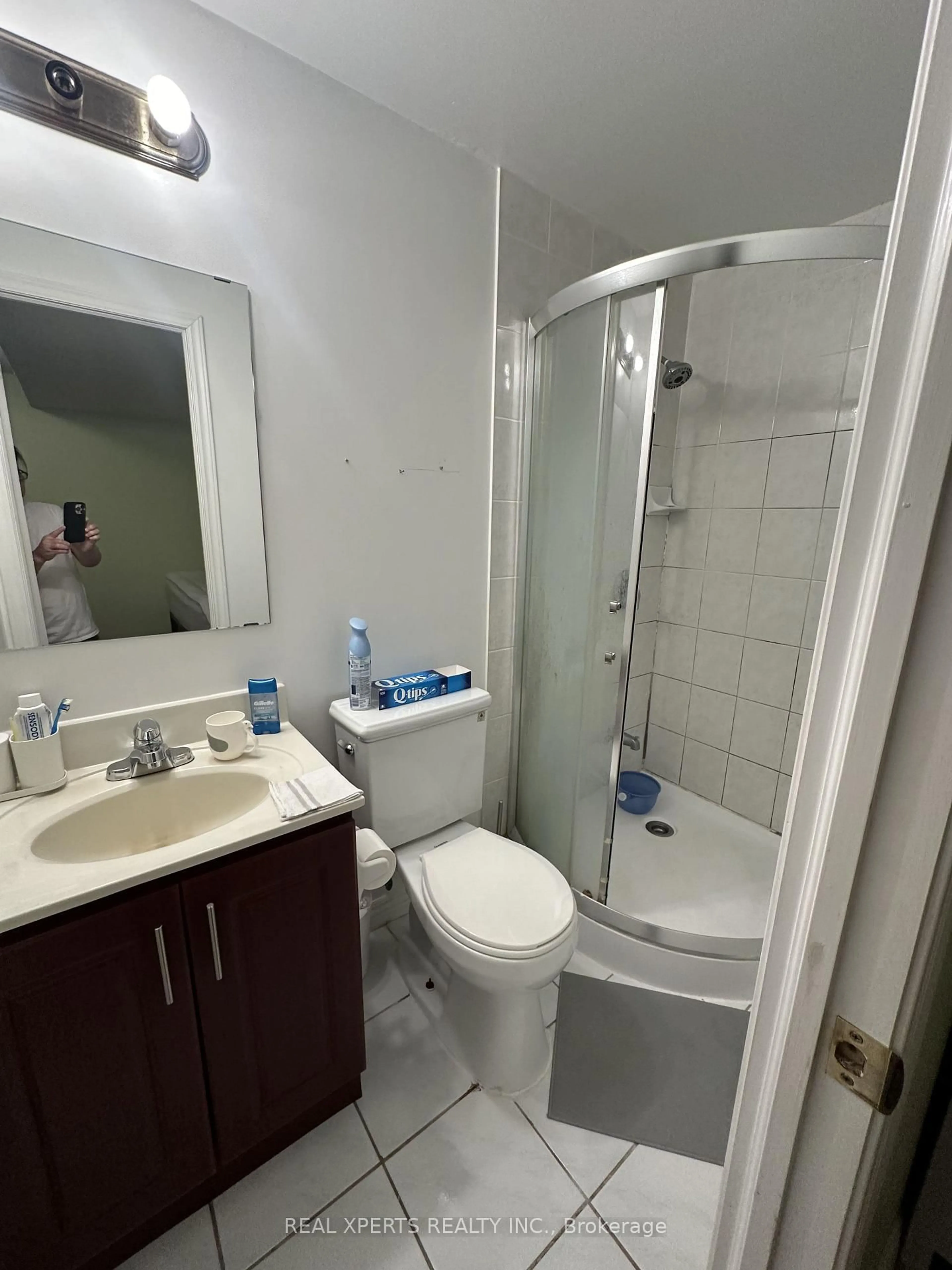 Standard bathroom, floor is not visible for 384 Cook Rd, Toronto Ontario M3J 0A8