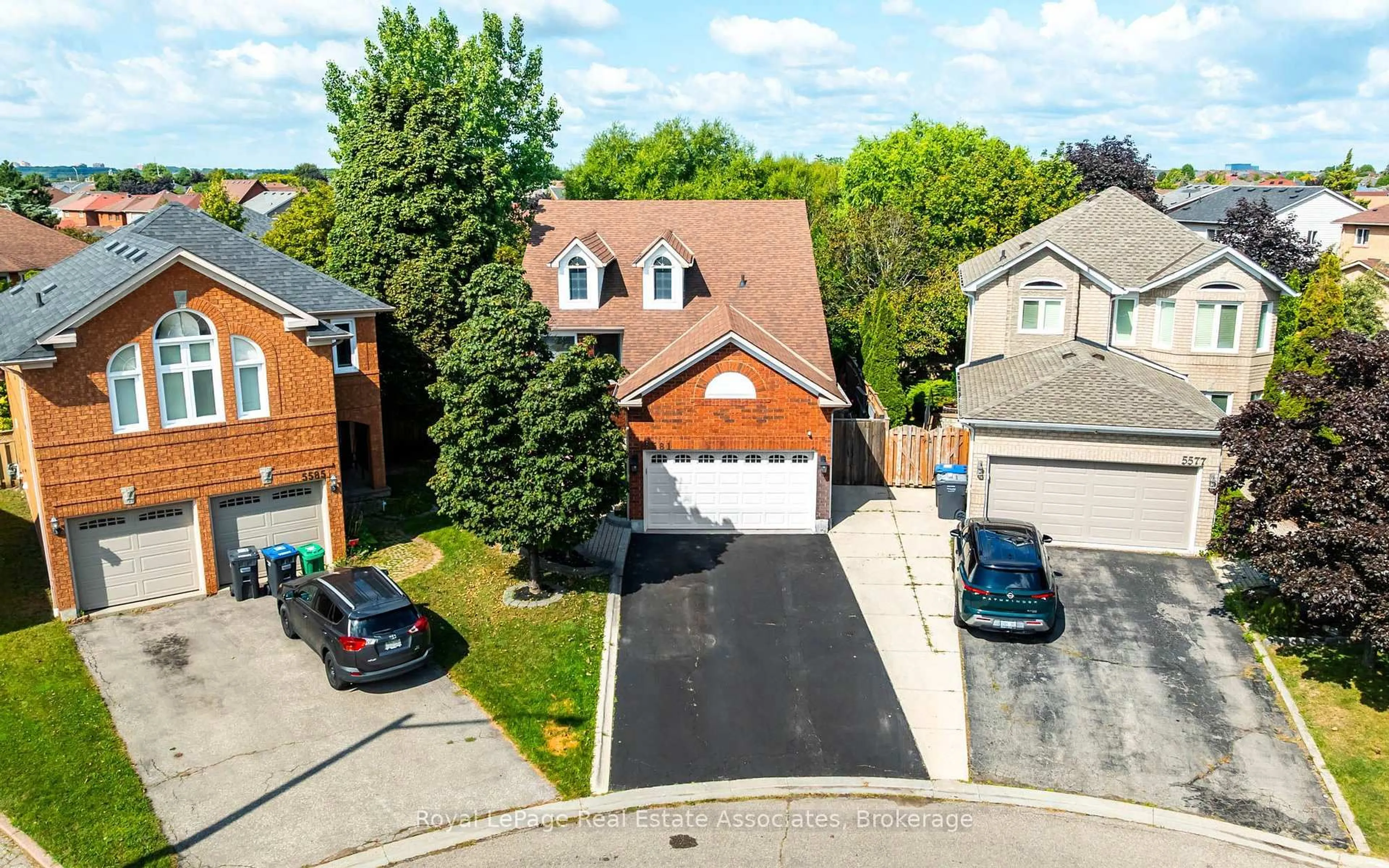 A pic from outside/outdoor area/front of a property/back of a property/a pic from drone, street for 5581 Wheatland Crt, Mississauga Ontario L5V 2E4