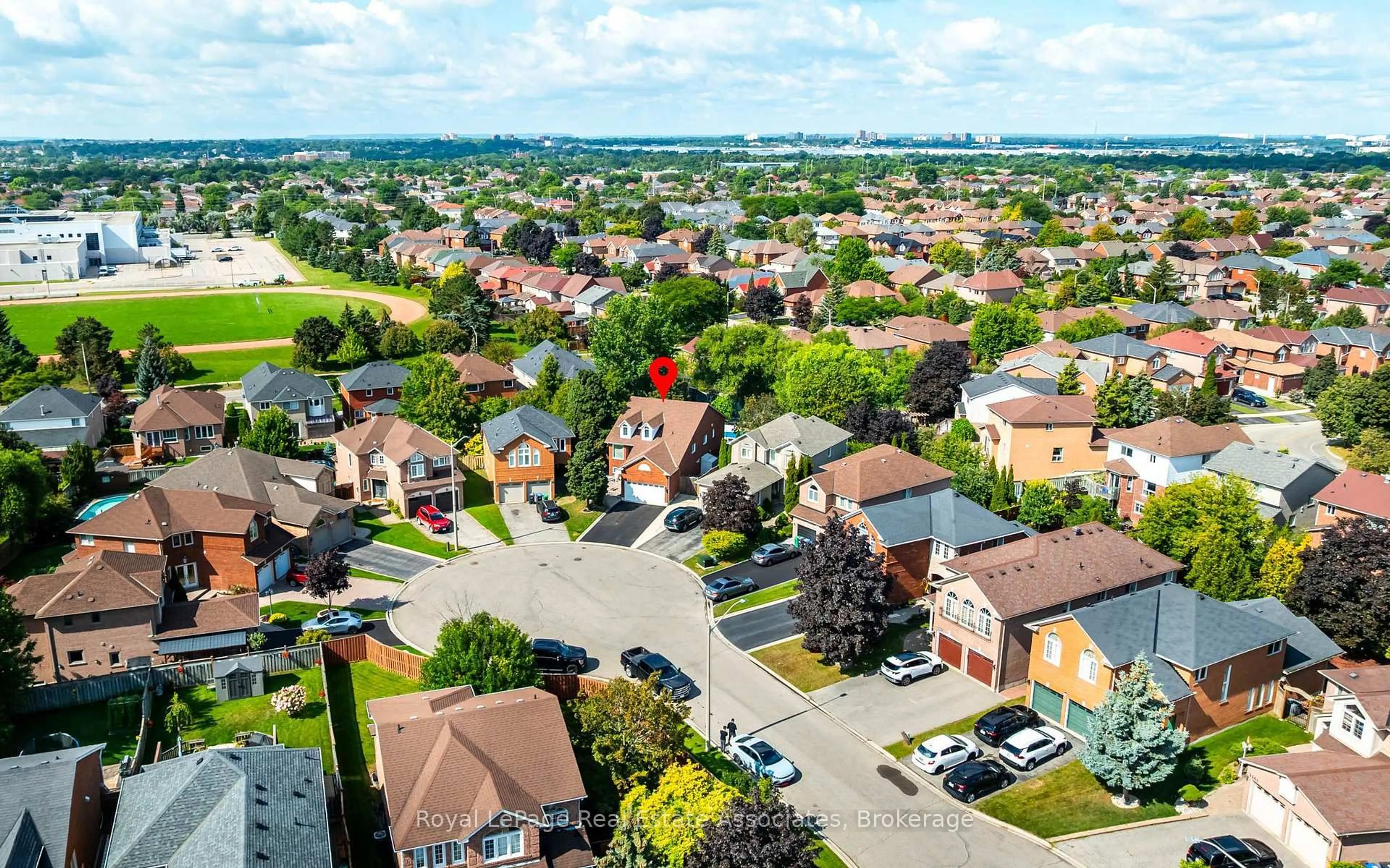 A pic from outside/outdoor area/front of a property/back of a property/a pic from drone, street for 5581 Wheatland Crt, Mississauga Ontario L5V 2E4