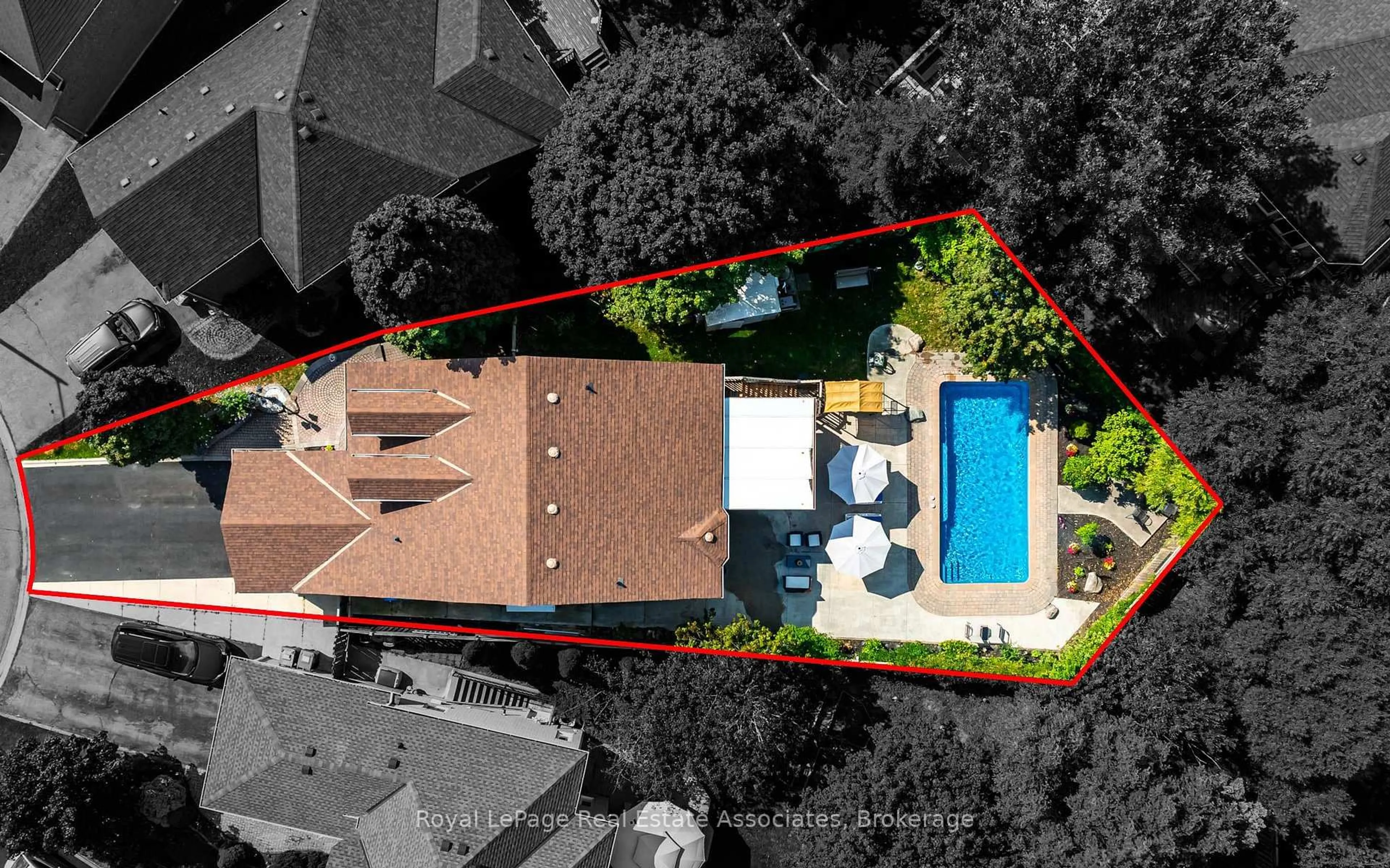 A pic from outside/outdoor area/front of a property/back of a property/a pic from drone, street for 5581 Wheatland Crt, Mississauga Ontario L5V 2E4