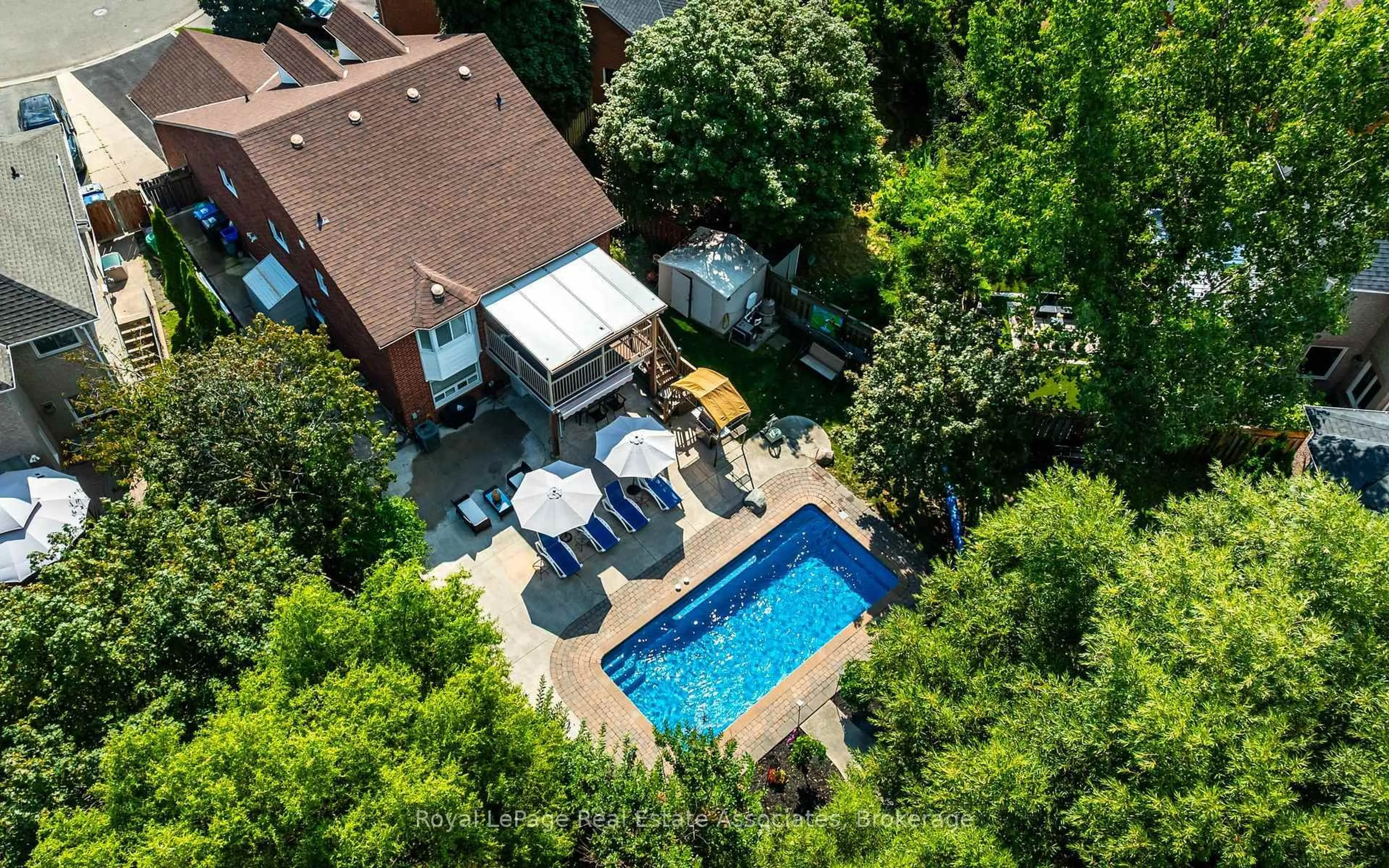 A pic from outside/outdoor area/front of a property/back of a property/a pic from drone, street for 5581 Wheatland Crt, Mississauga Ontario L5V 2E4