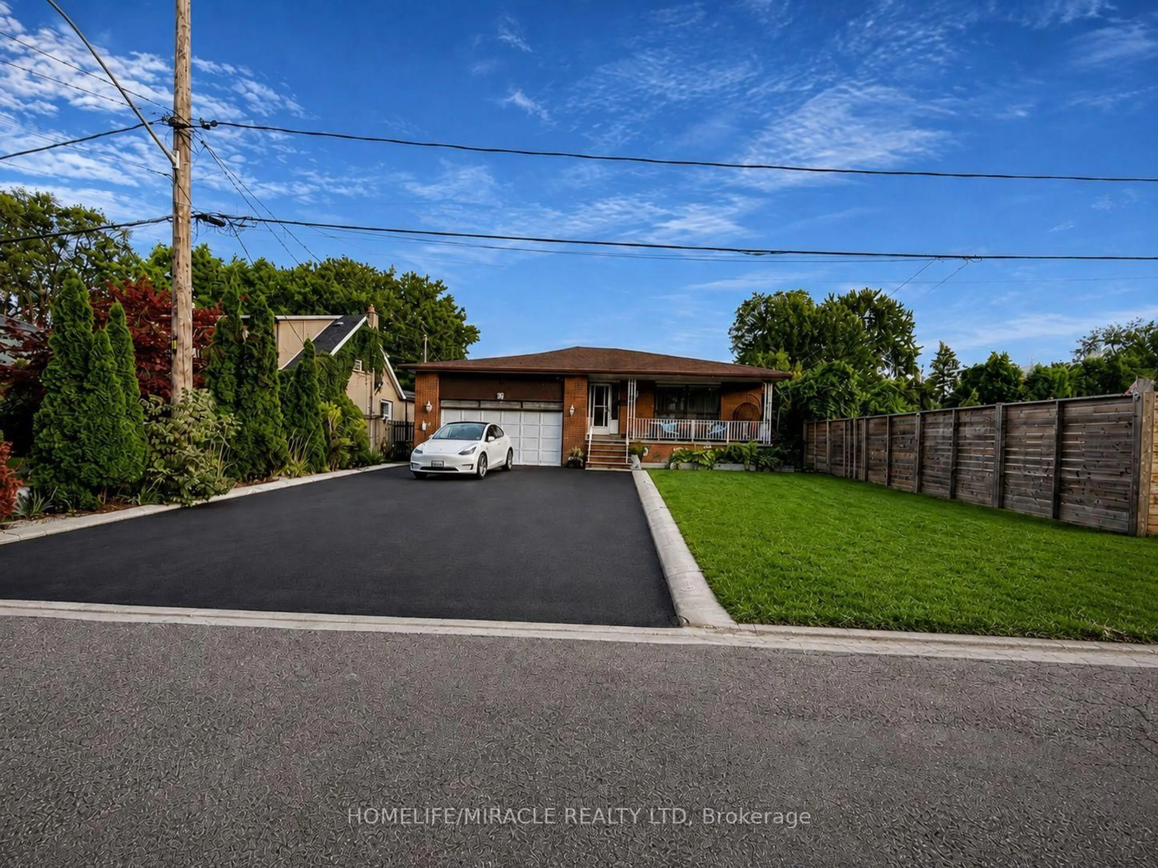 A pic from outside/outdoor area/front of a property/back of a property/a pic from drone, street for 23 Brussels St, Toronto Ontario M8Y 1H2