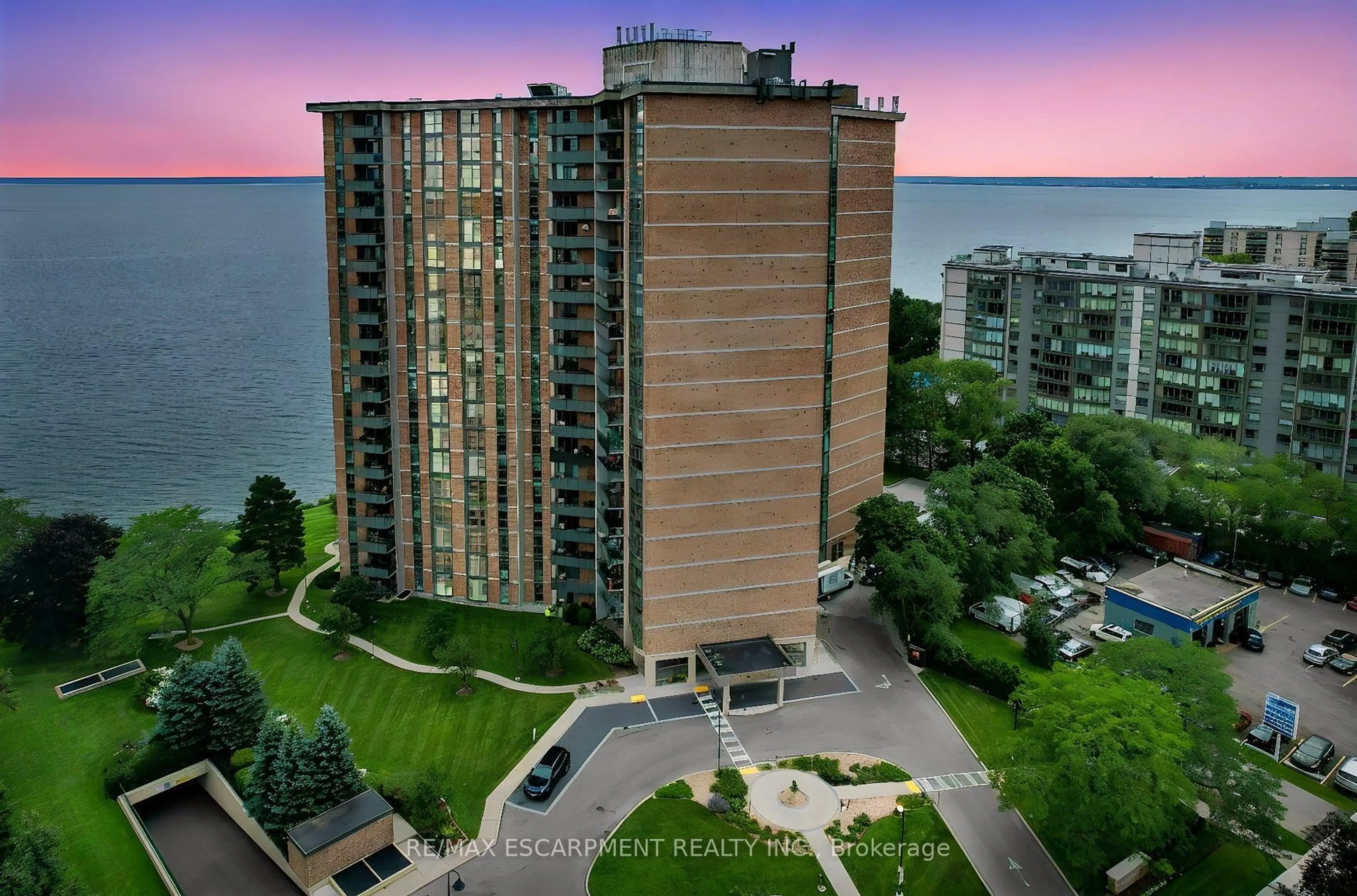 A pic from outside/outdoor area/front of a property/back of a property/a pic from drone, city buildings view from balcony for 5250 Lakeshore Rd #1207, Burlington Ontario L7L 5L2