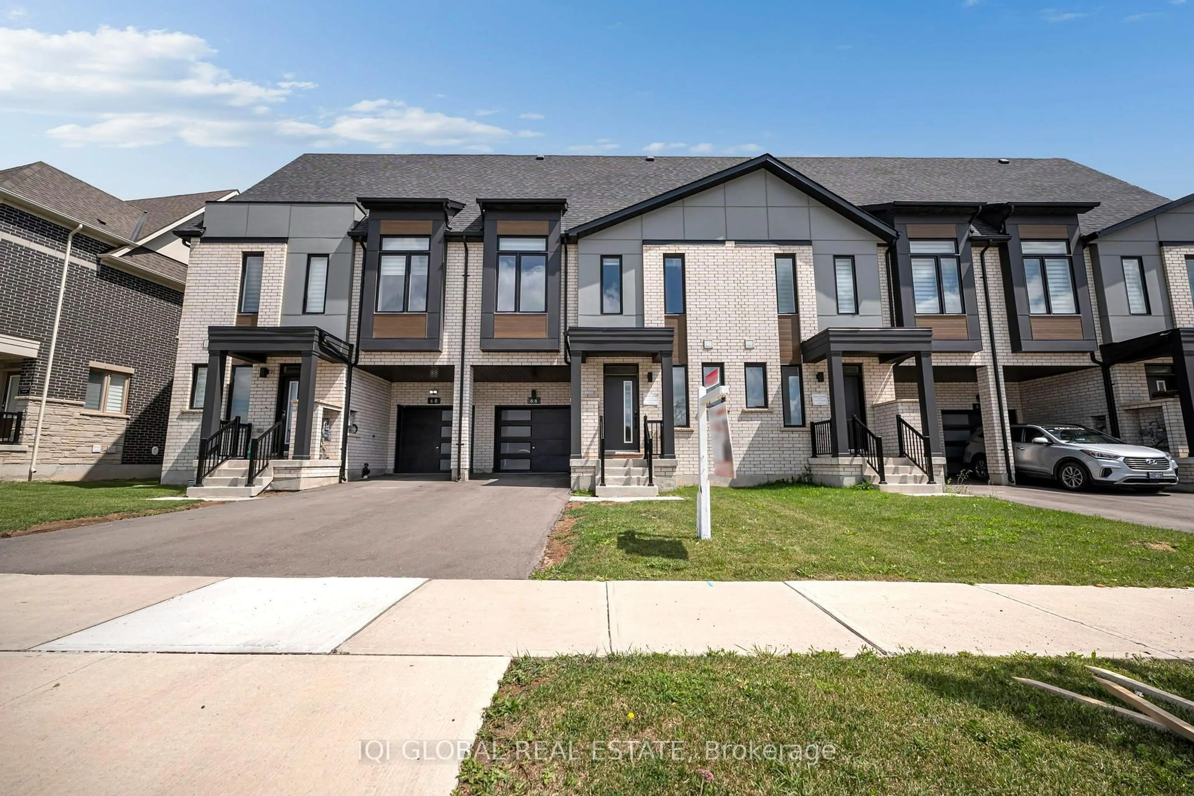 A pic from outside/outdoor area/front of a property/back of a property/a pic from drone, street for 66 Settlers Rd, Oakville Ontario L6H 7W5