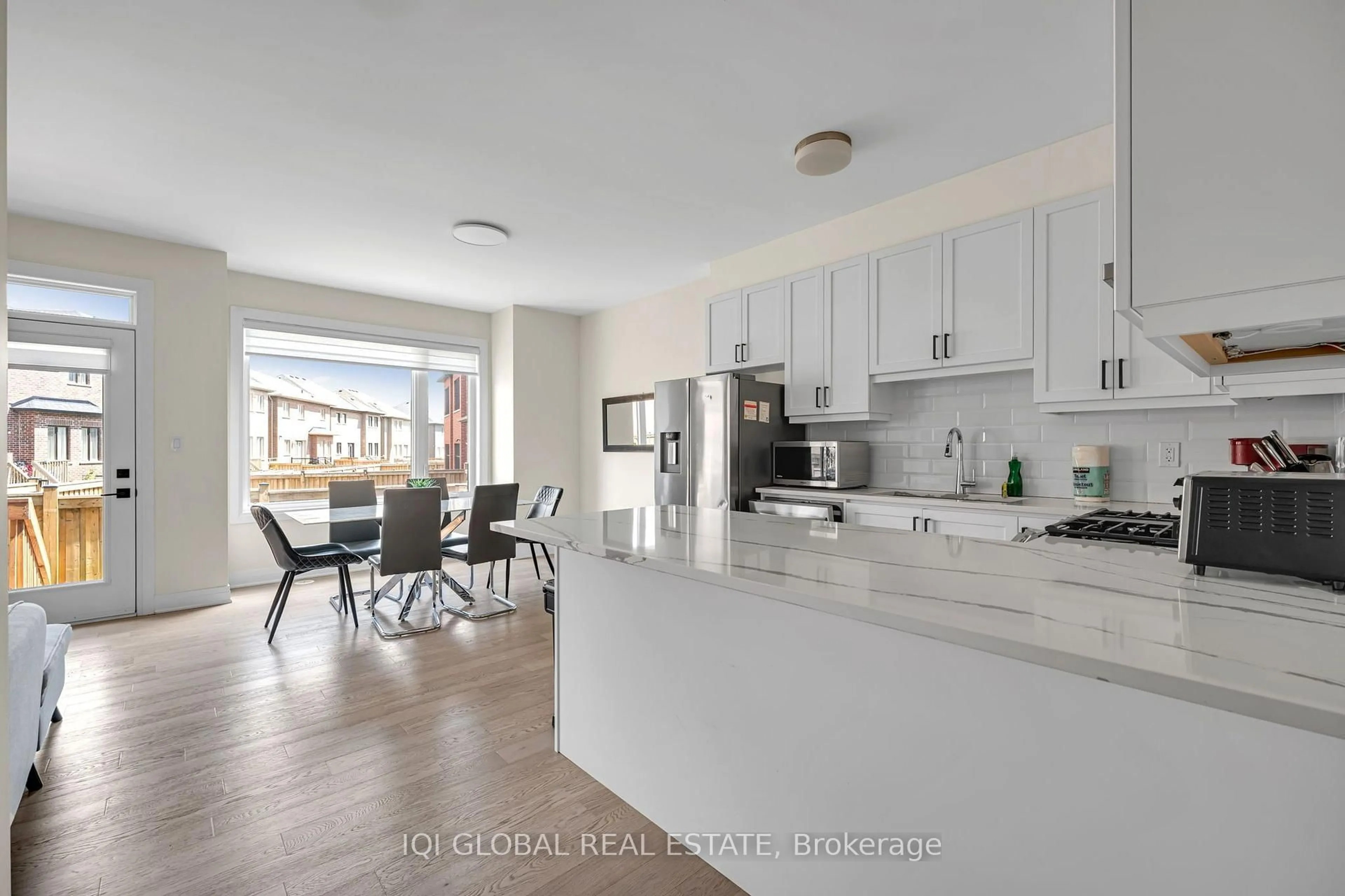 Open concept kitchen, ceramic/tile floor for 66 Settlers Rd, Oakville Ontario L6H 7W5