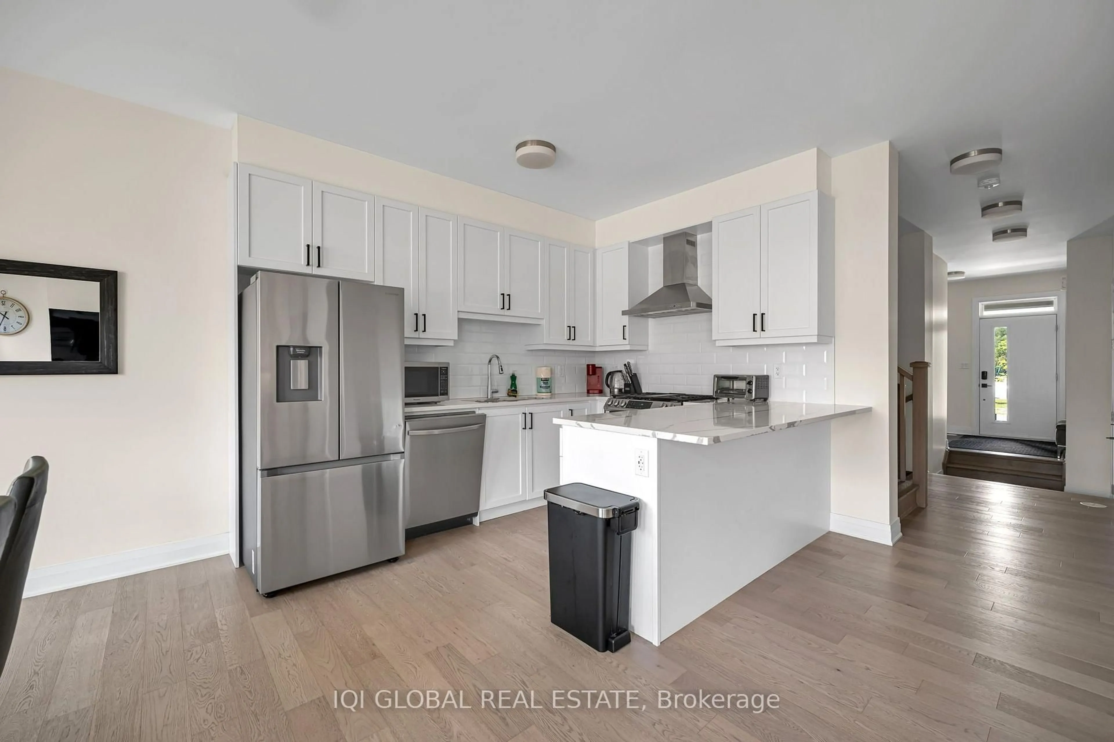 Open concept kitchen, ceramic/tile floor for 66 Settlers Rd, Oakville Ontario L6H 7W5