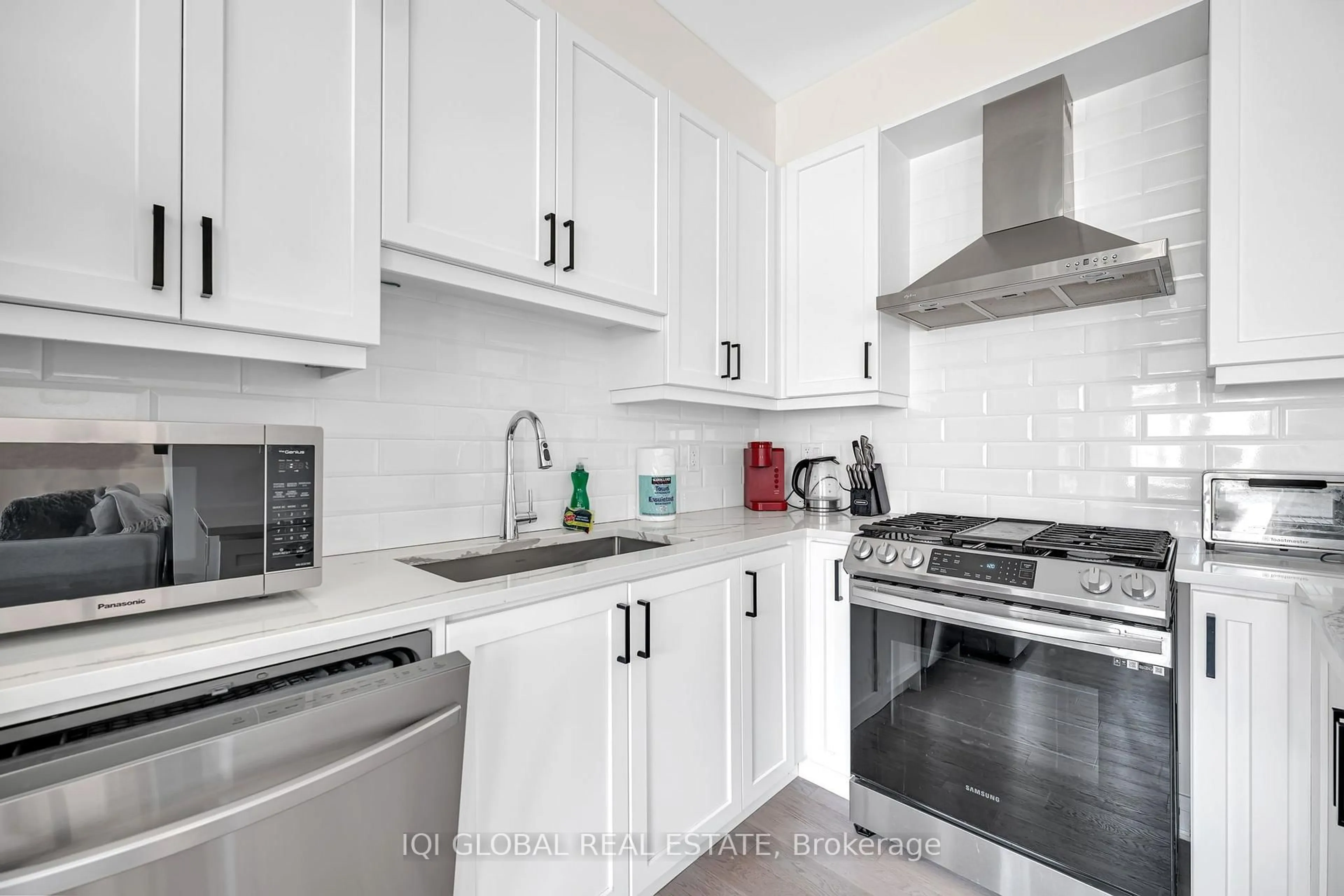 Standard kitchen, ceramic/tile floor for 66 Settlers Rd, Oakville Ontario L6H 7W5