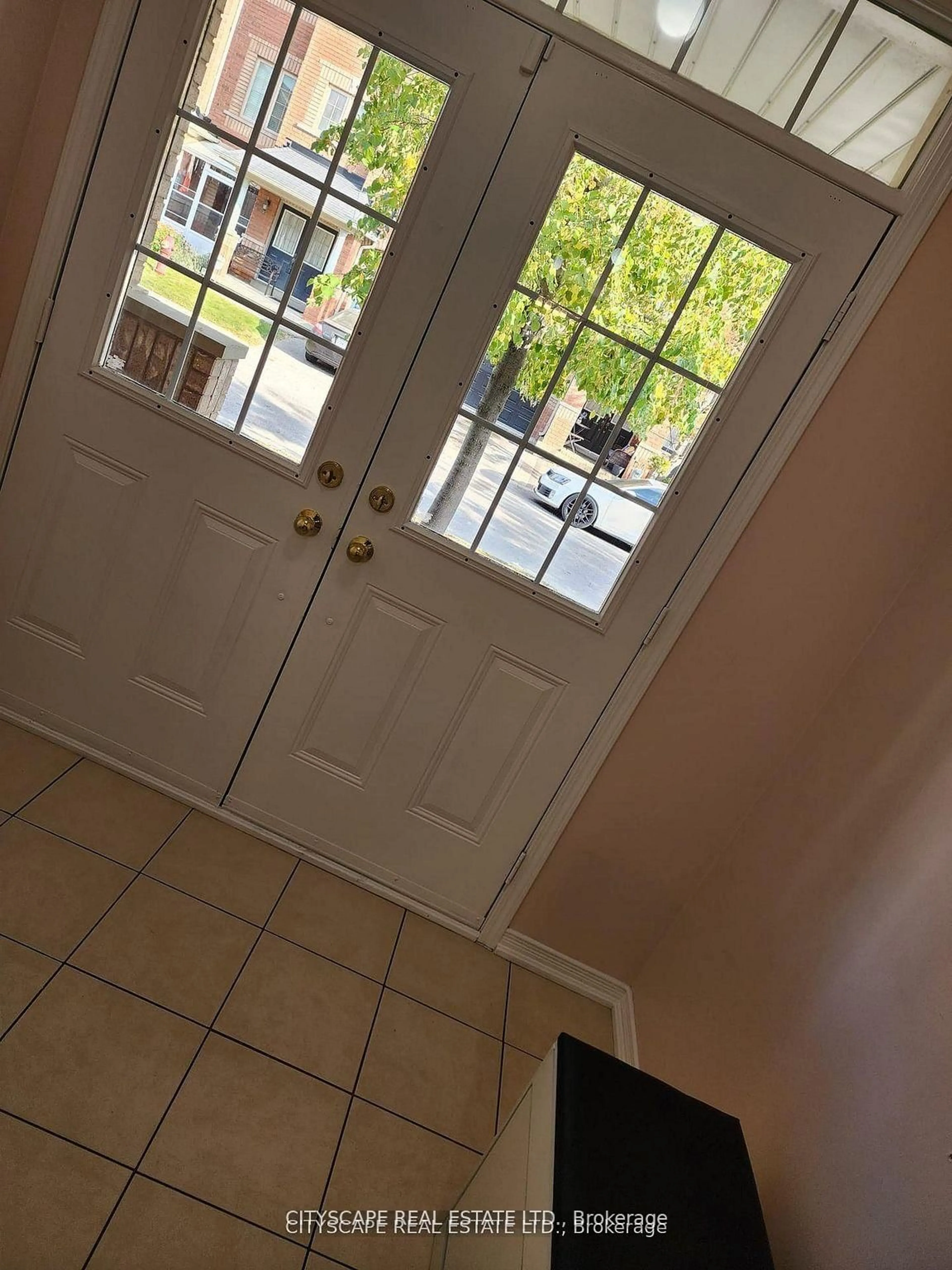 Indoor entryway for 94 Unionville Cres, Brampton Ontario L6P 2Z4