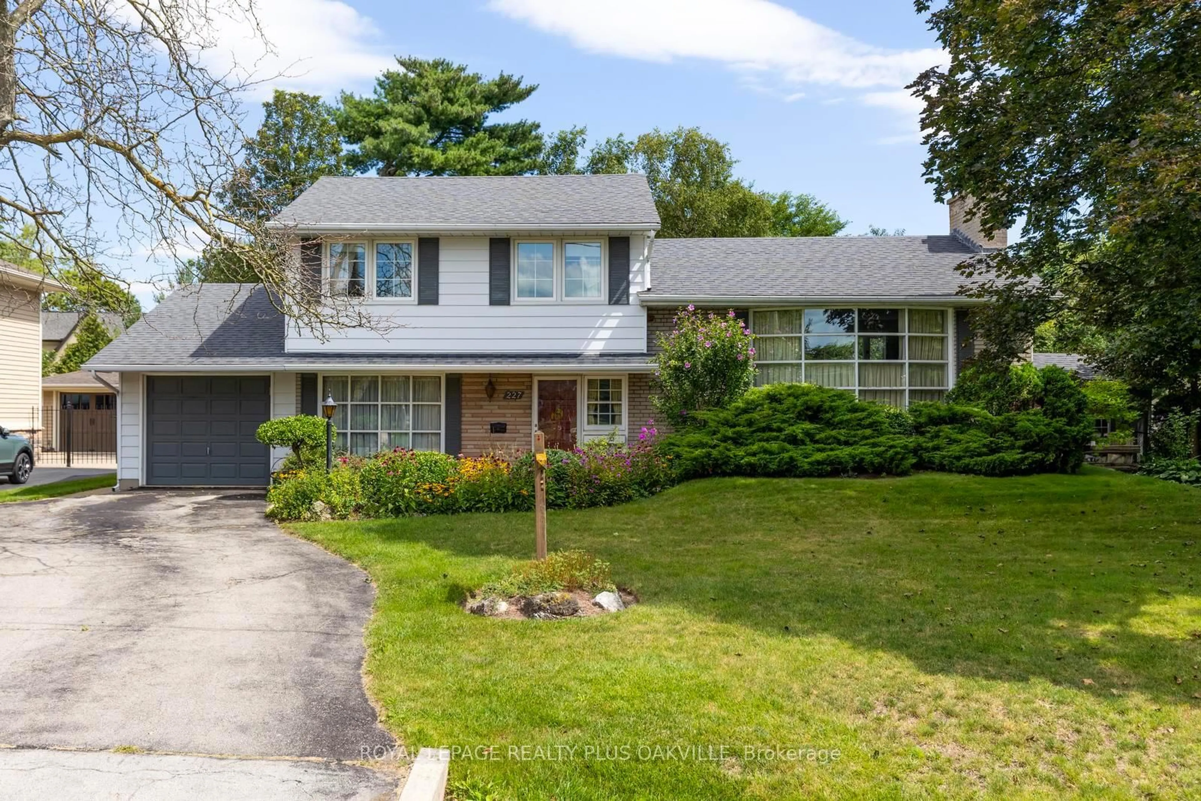 Home with vinyl exterior material, street for 227 Sandwell Dr, Oakville Ontario L6L 4P3