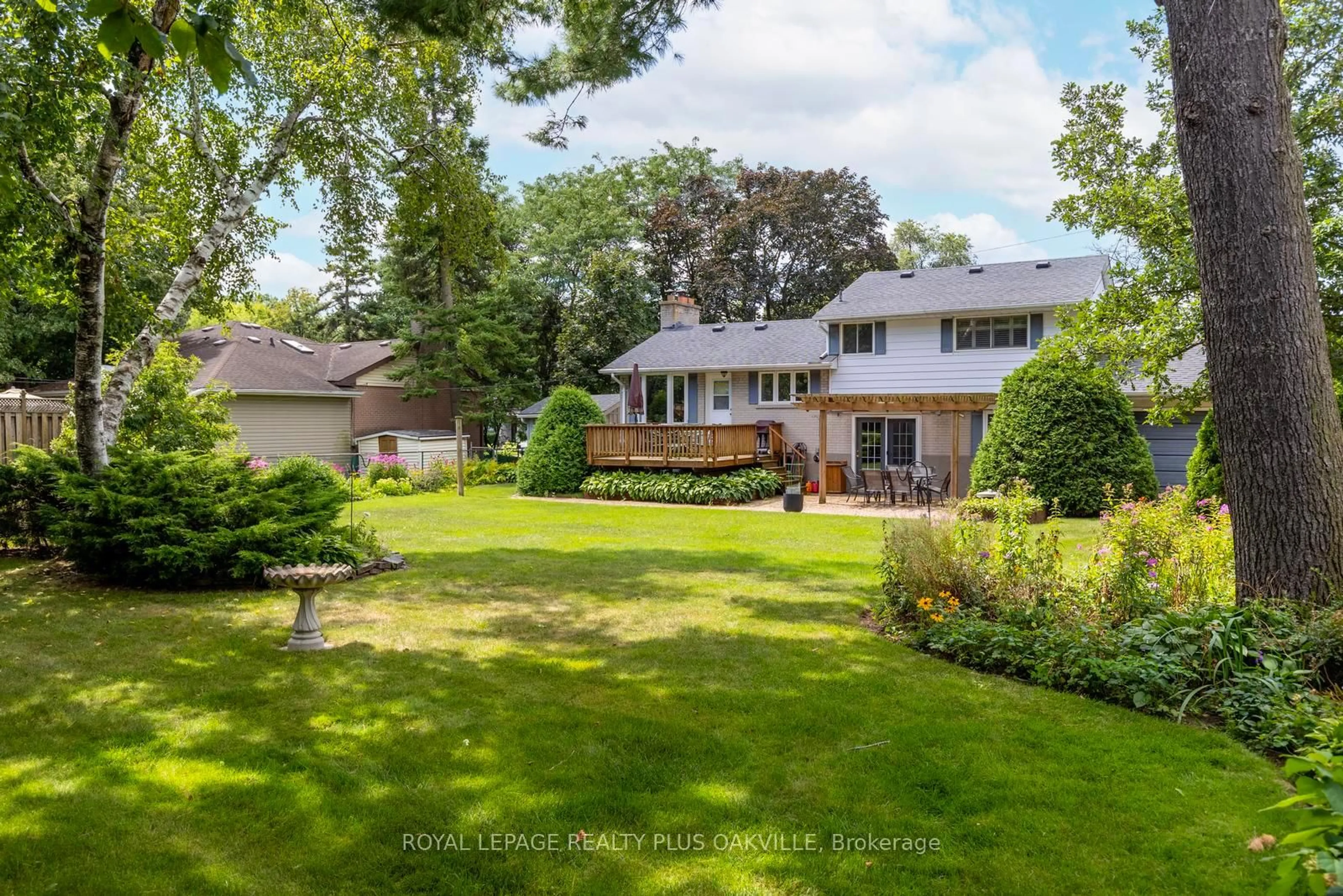 A pic from outside/outdoor area/front of a property/back of a property/a pic from drone, water/lake/river/ocean view for 227 Sandwell Dr, Oakville Ontario L6L 4P3