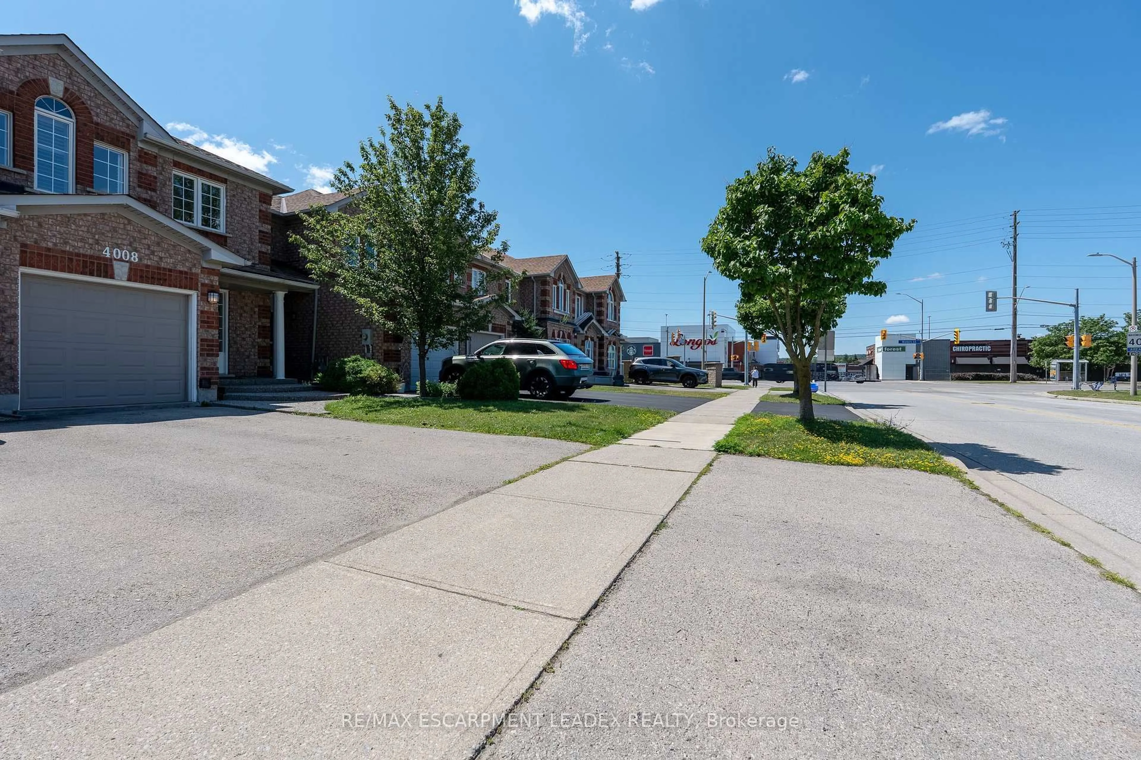 A pic from outside/outdoor area/front of a property/back of a property/a pic from drone, street for 4008 Berton Ave, Burlington Ontario L7M 4M6
