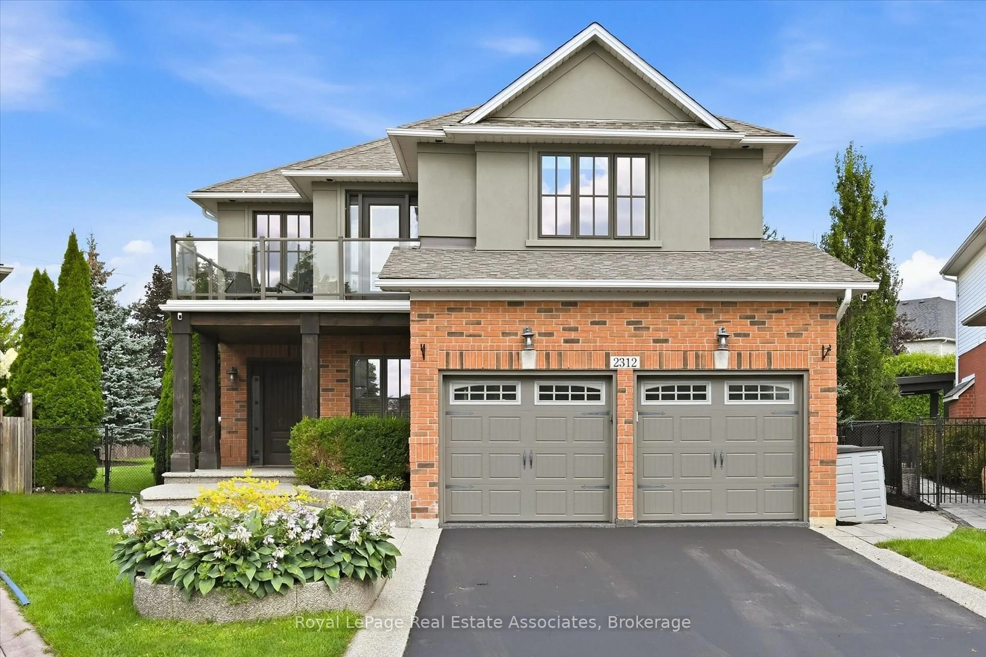 Home with brick exterior material, street for 2312 Ridgeview Crt, Burlington Ontario L7M 4N5