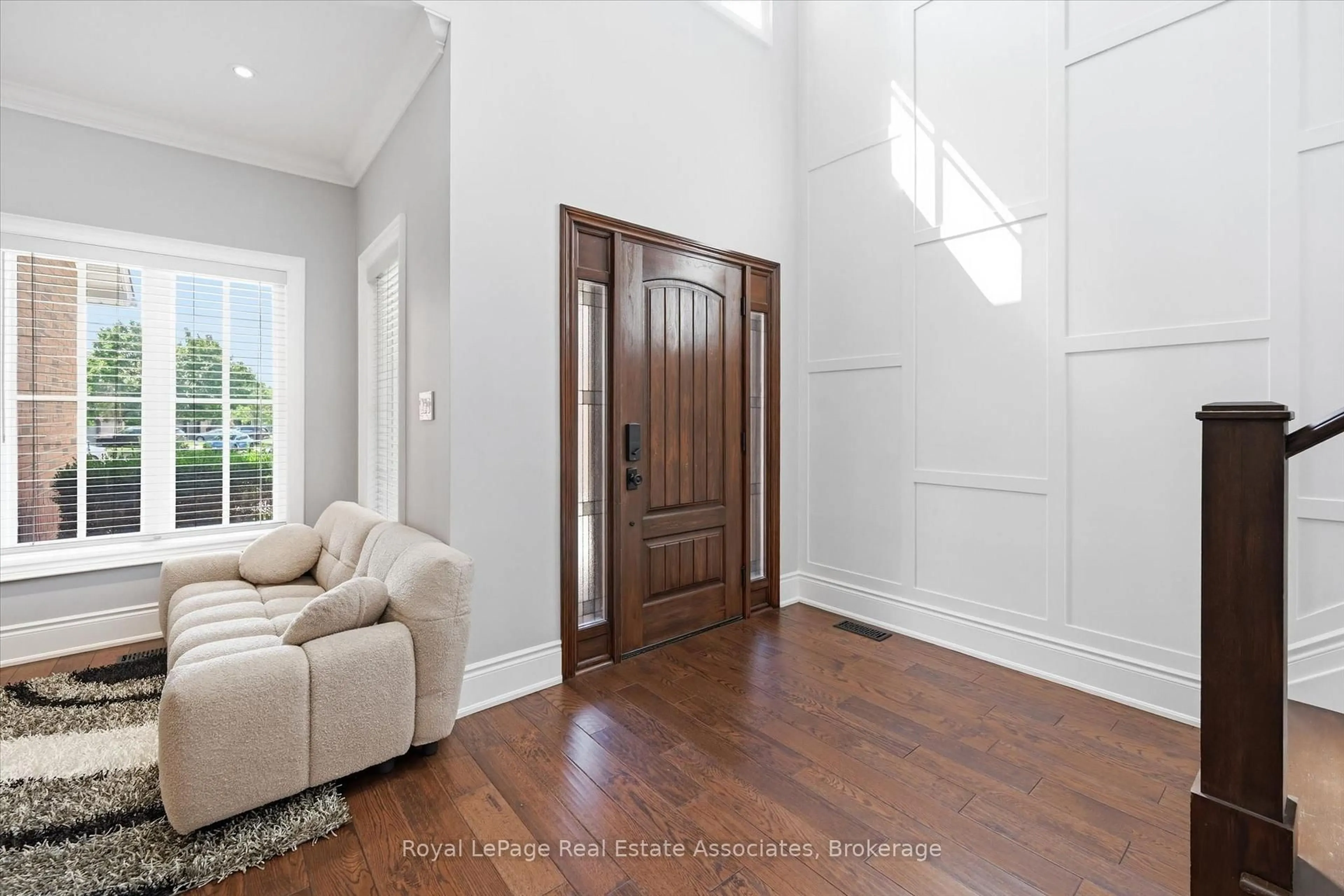 Indoor entryway for 2312 Ridgeview Crt, Burlington Ontario L7M 4N5