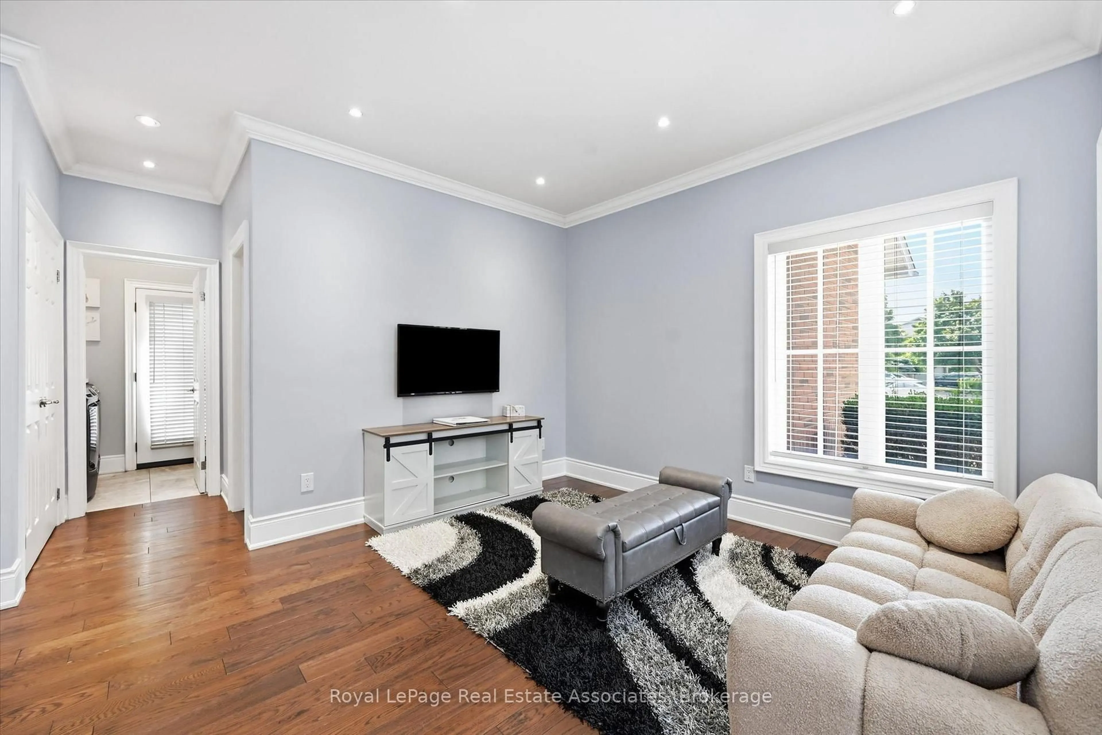 Living room with furniture, unknown for 2312 Ridgeview Crt, Burlington Ontario L7M 4N5