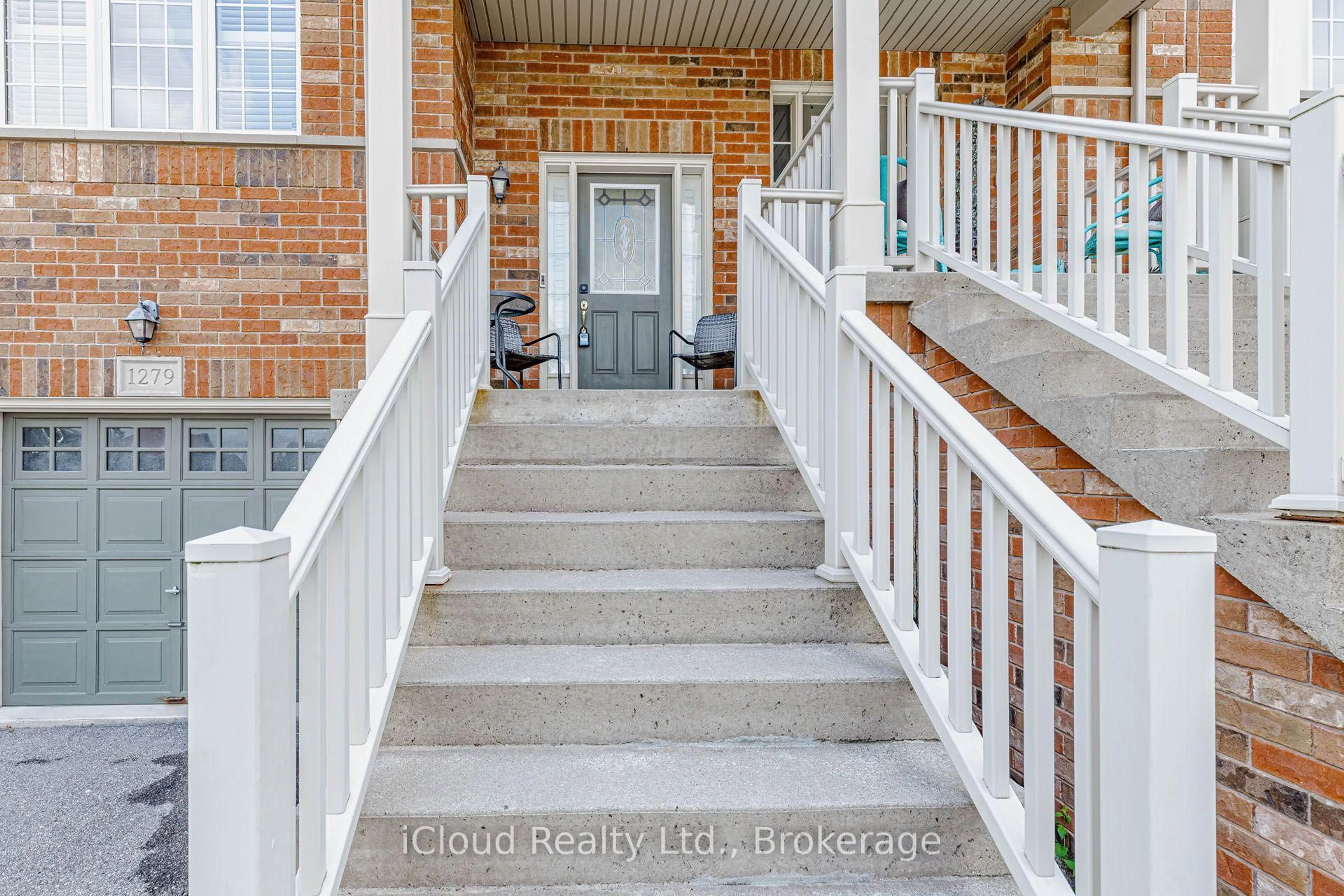 Indoor entryway for 1279 Lamont Cres, Milton Ontario L9T 6W4