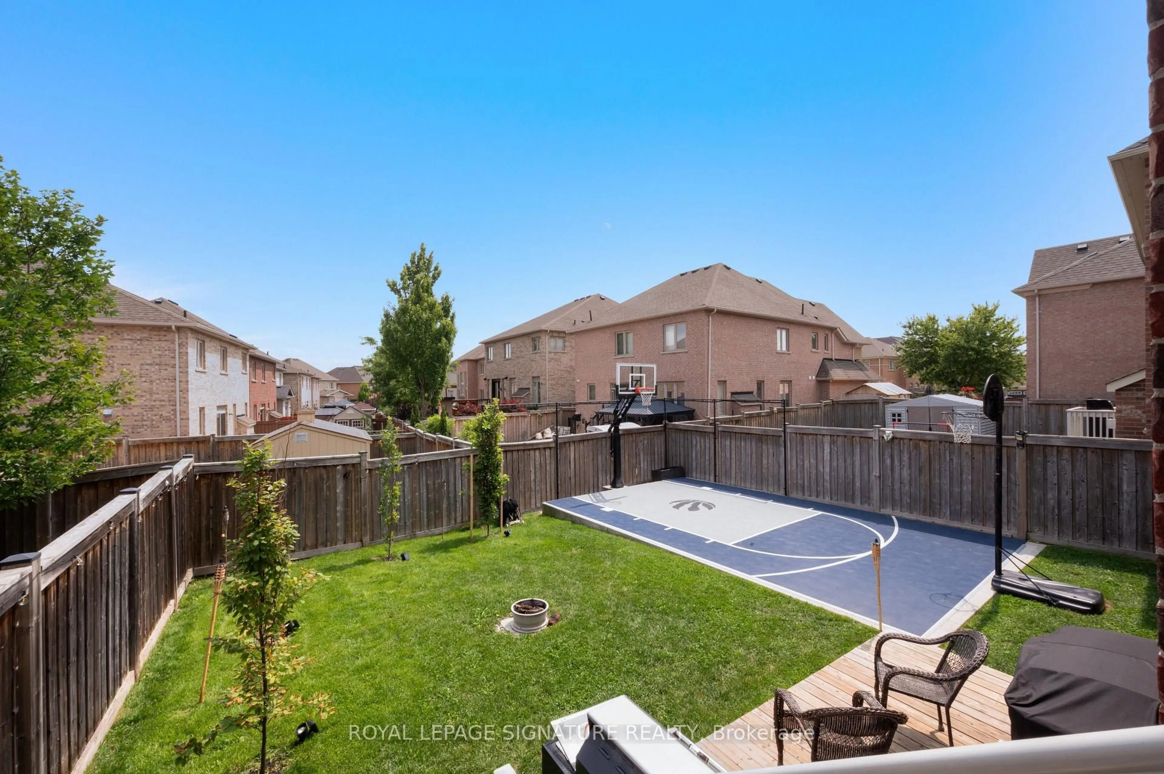 A pic from outside/outdoor area/front of a property/back of a property/a pic from drone, mountain view for 6 Cedarholme Ave, Caledon Ontario L7C 3S9