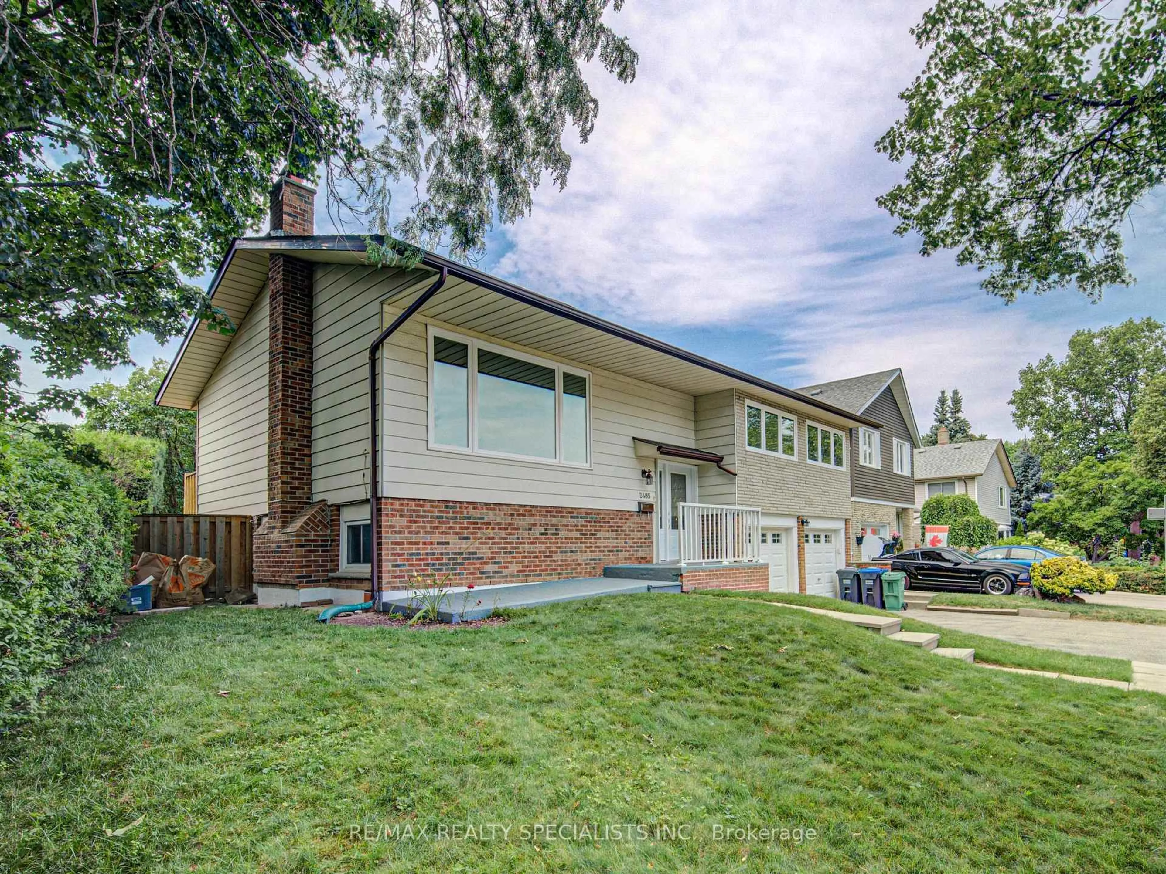 Home with vinyl exterior material, street for 2485 Council Ring Rd, Mississauga Ontario L5L 1E8