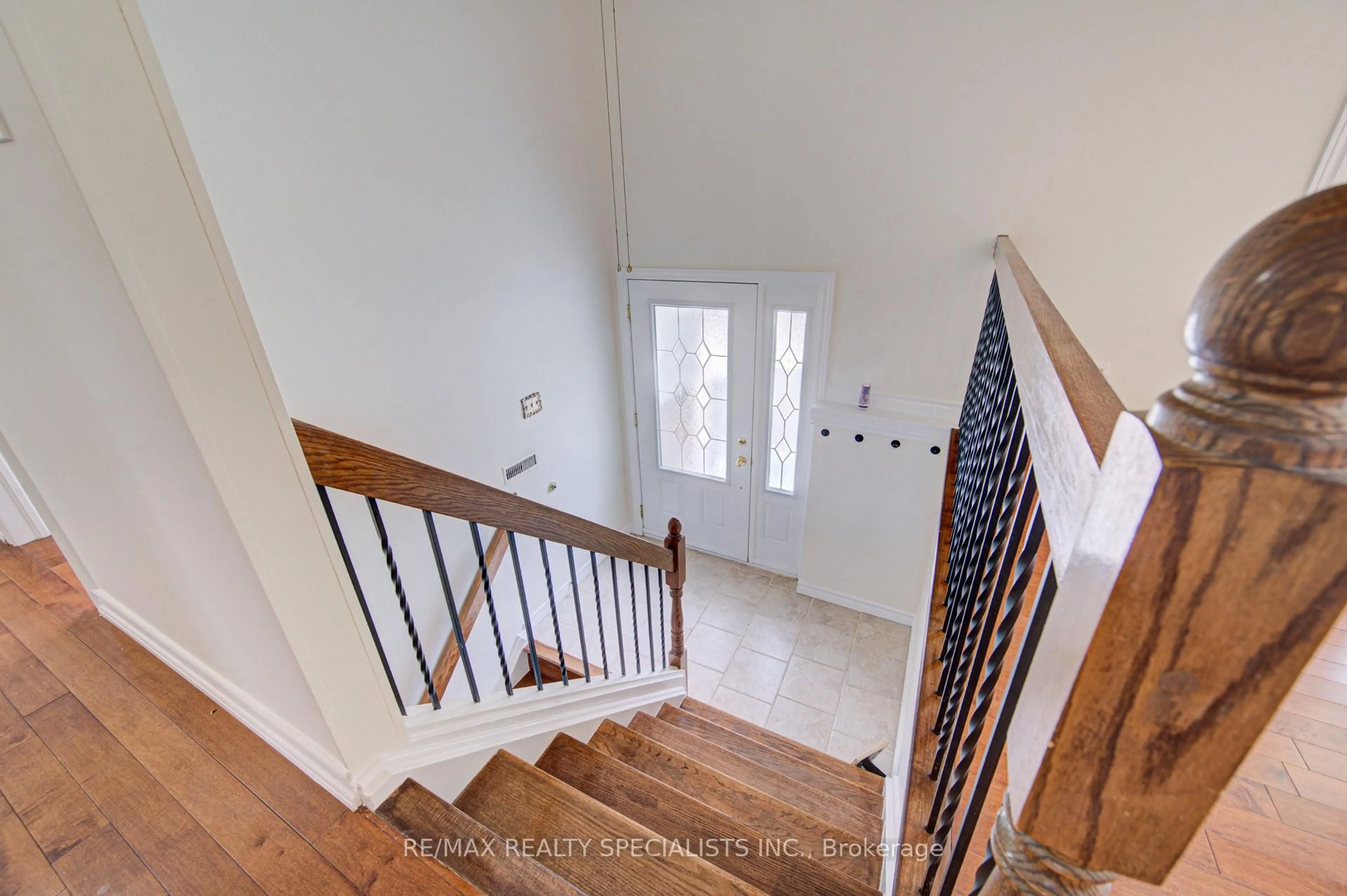 Stairs for 2485 Council Ring Rd, Mississauga Ontario L5L 1E8