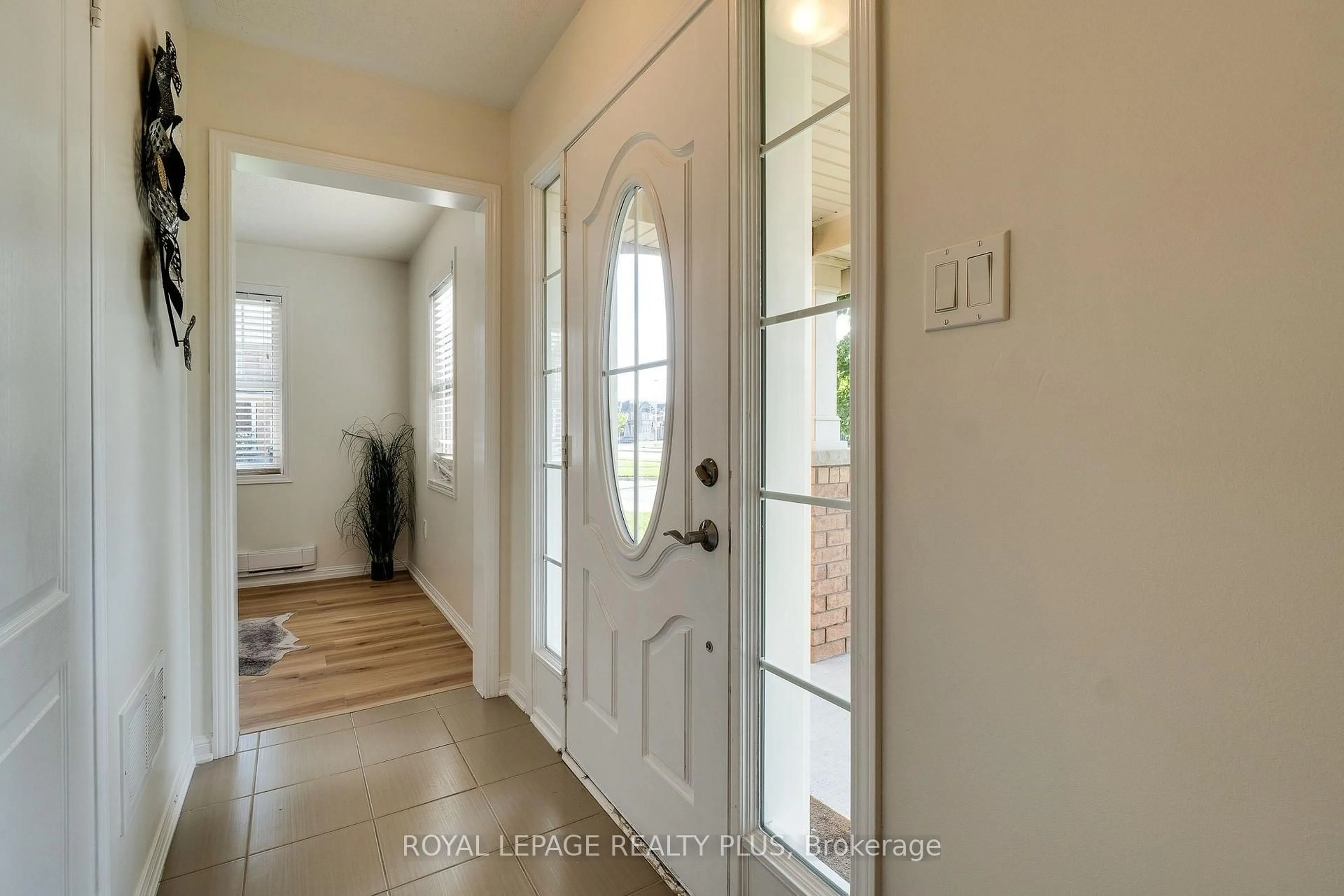 Indoor entryway for 501 Cavanagh Lane, Milton Ontario L9T 8G3
