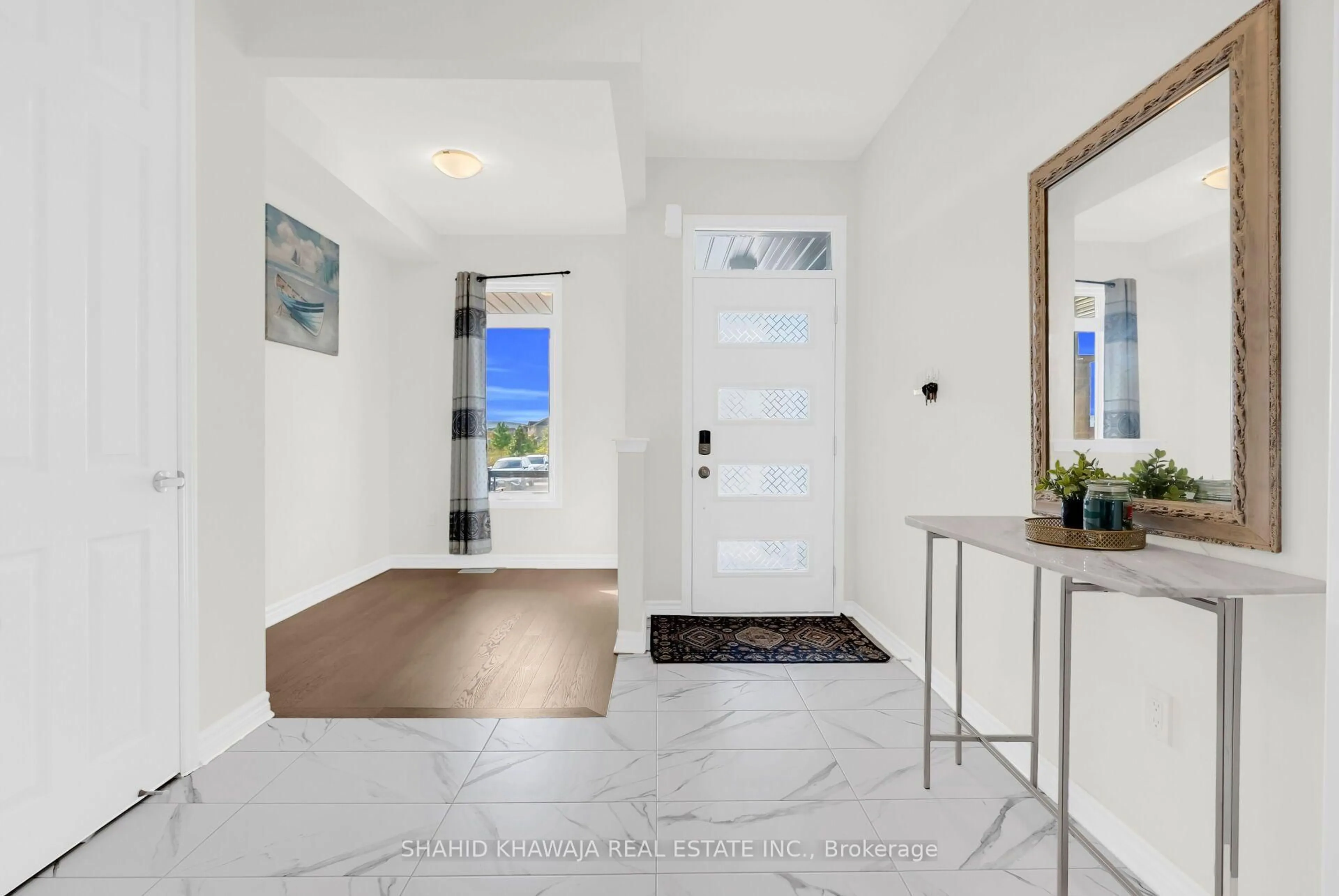 Indoor entryway for 349 Marigold Crt, Milton Ontario L9E 2B9