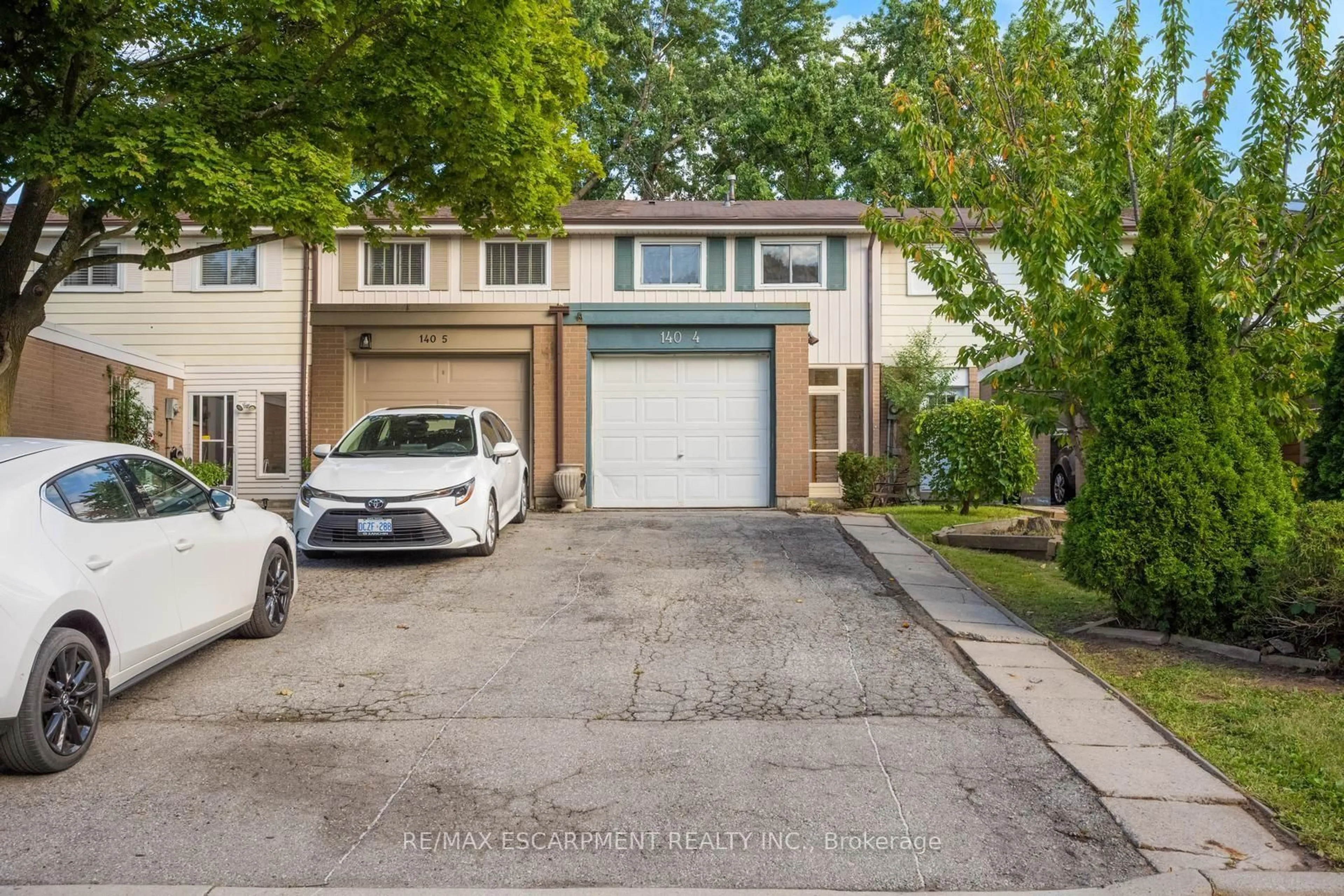 A pic from outside/outdoor area/front of a property/back of a property/a pic from drone, street for 140 Ripley Crt #4, Oakville Ontario L6H 1H1