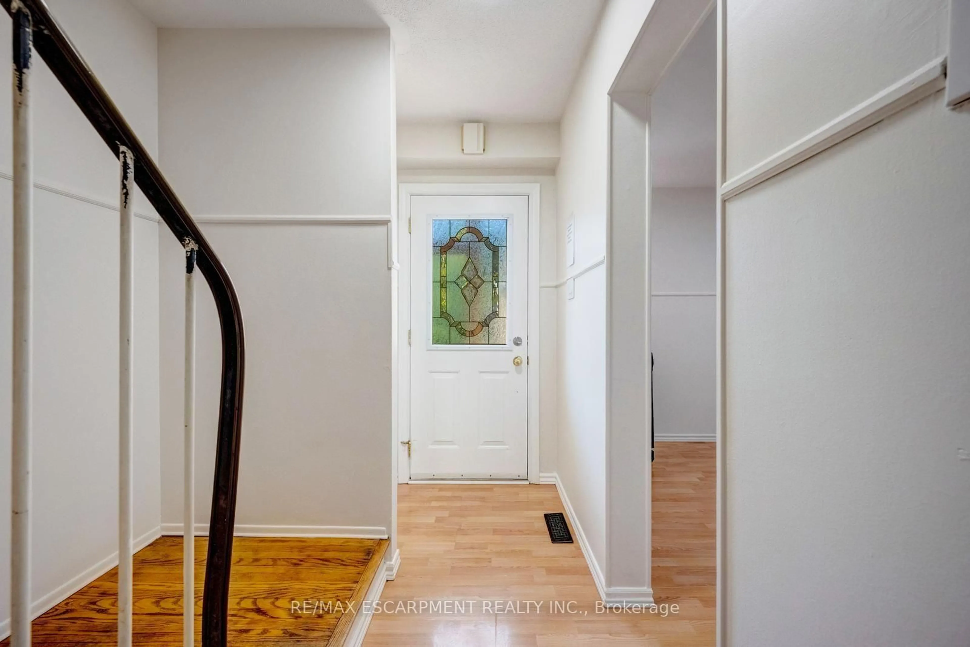 Indoor entryway for 140 Ripley Crt #4, Oakville Ontario L6H 1H1