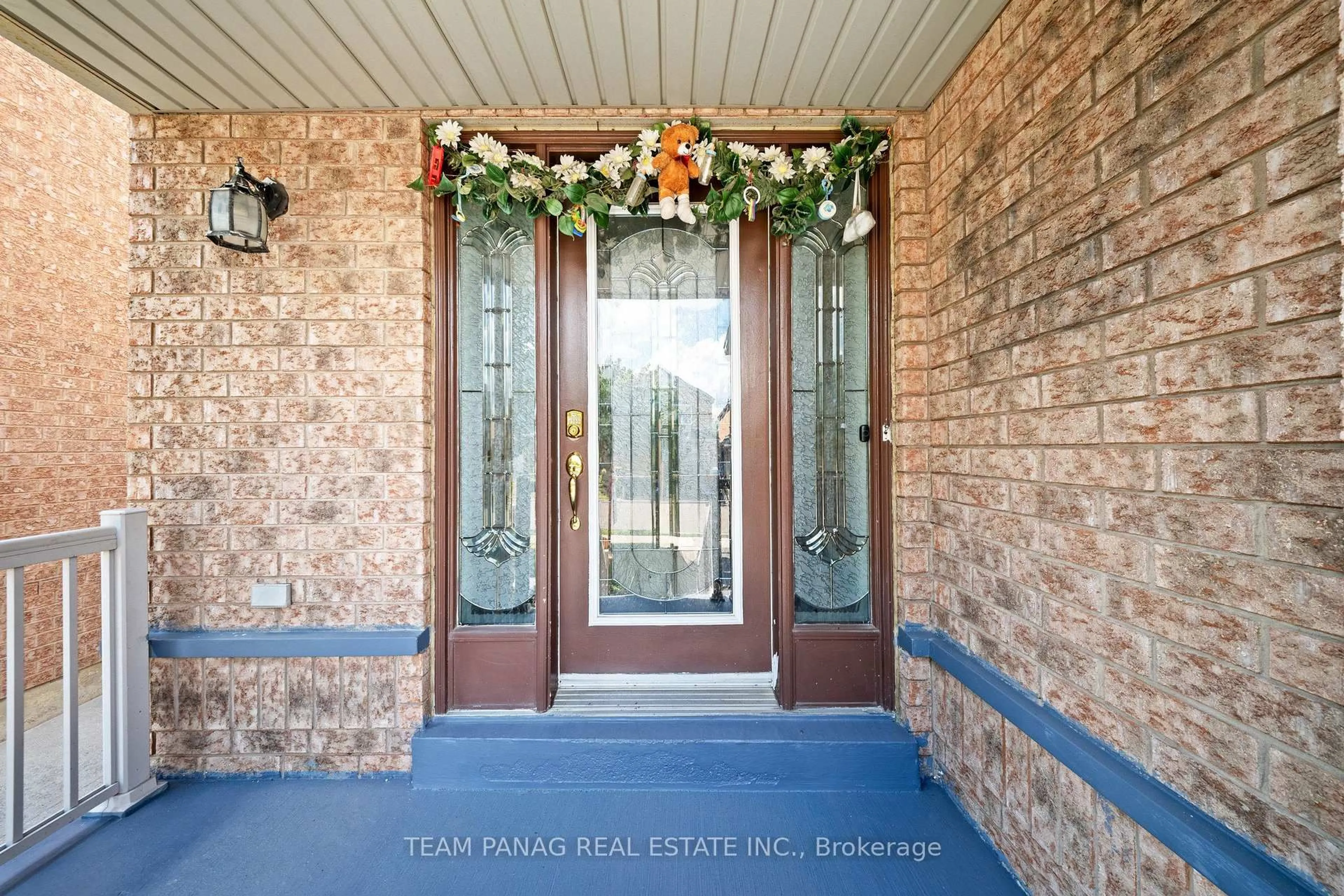 Indoor entryway for 48 Sweet Clover Cres, Brampton Ontario L6R 2Z9