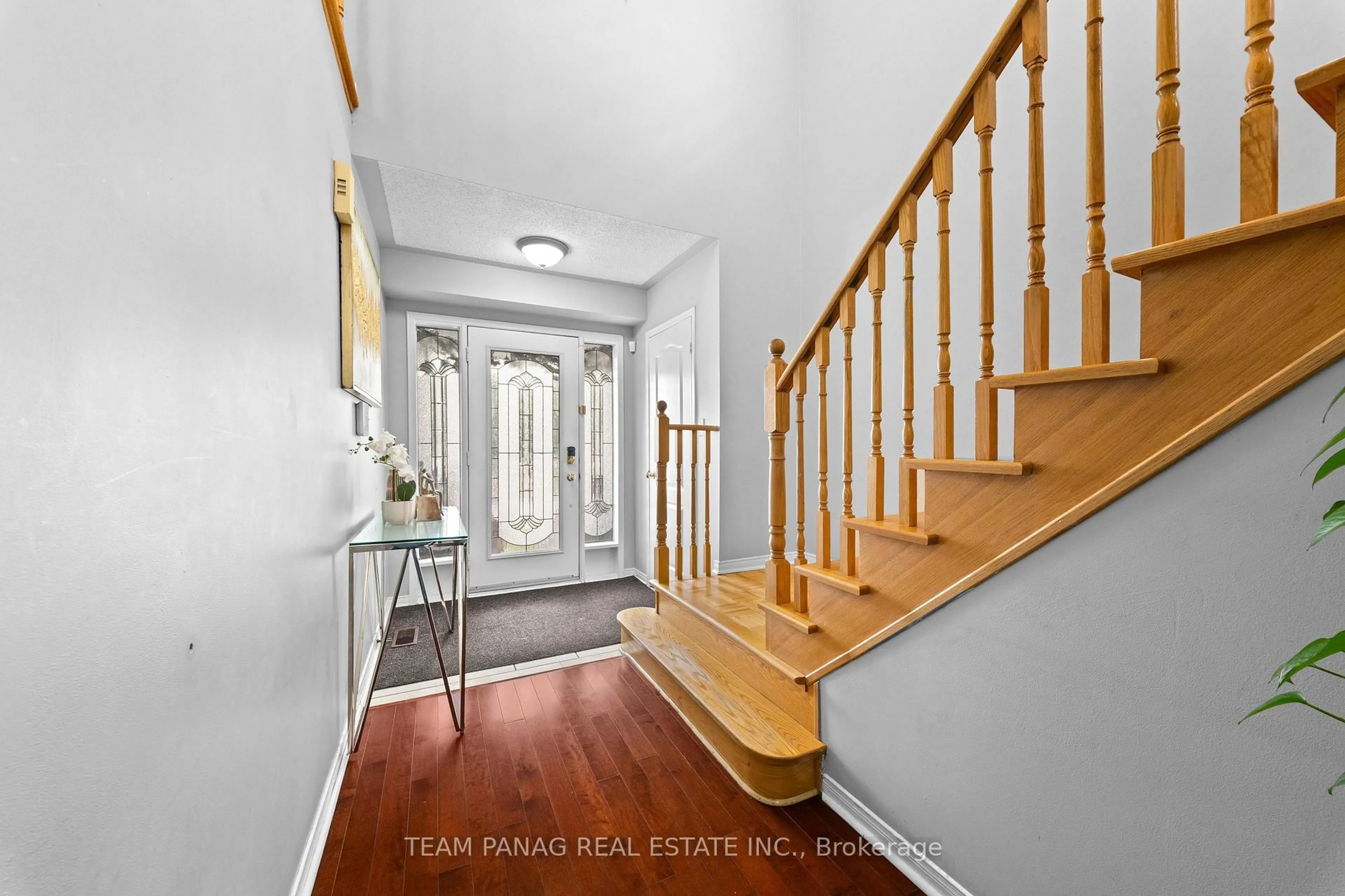 Indoor entryway for 48 Sweet Clover Cres, Brampton Ontario L6R 2Z9