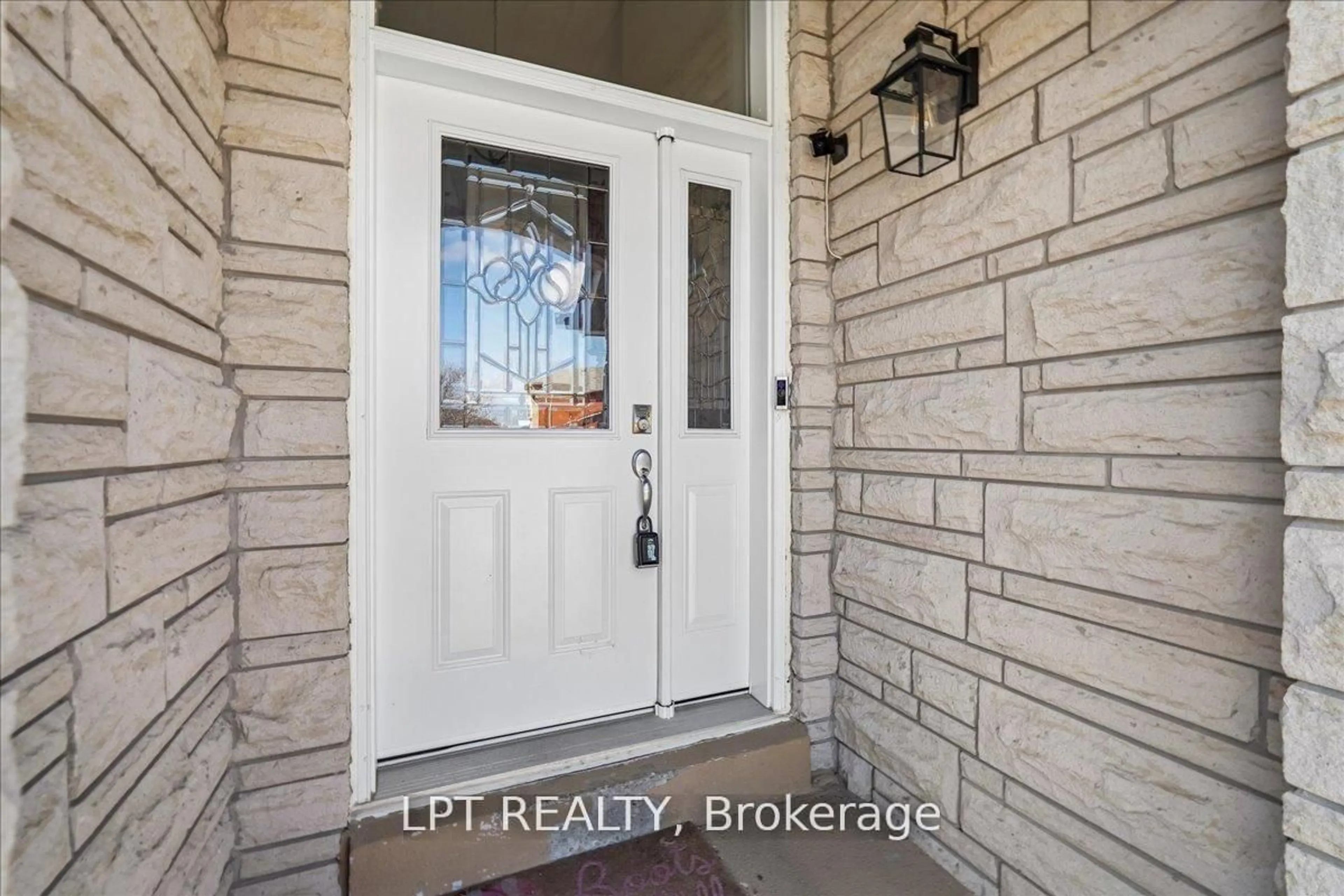 Indoor entryway for 19 Terrastone Crt, Caledon Ontario L7E 2H1