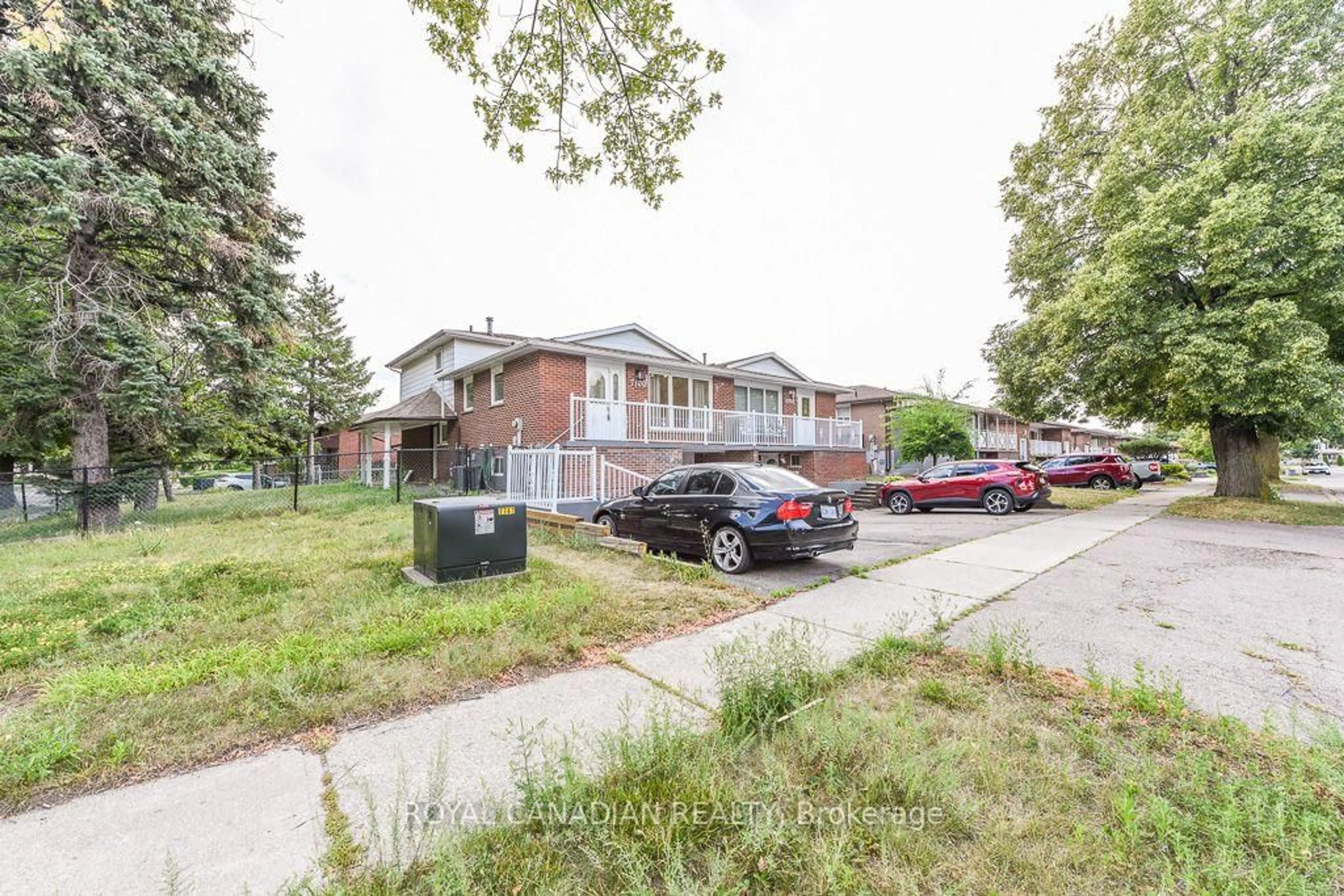 A pic from outside/outdoor area/front of a property/back of a property/a pic from drone, street for 7700 Kittridge Dr, Mississauga Ontario L4T 3J6