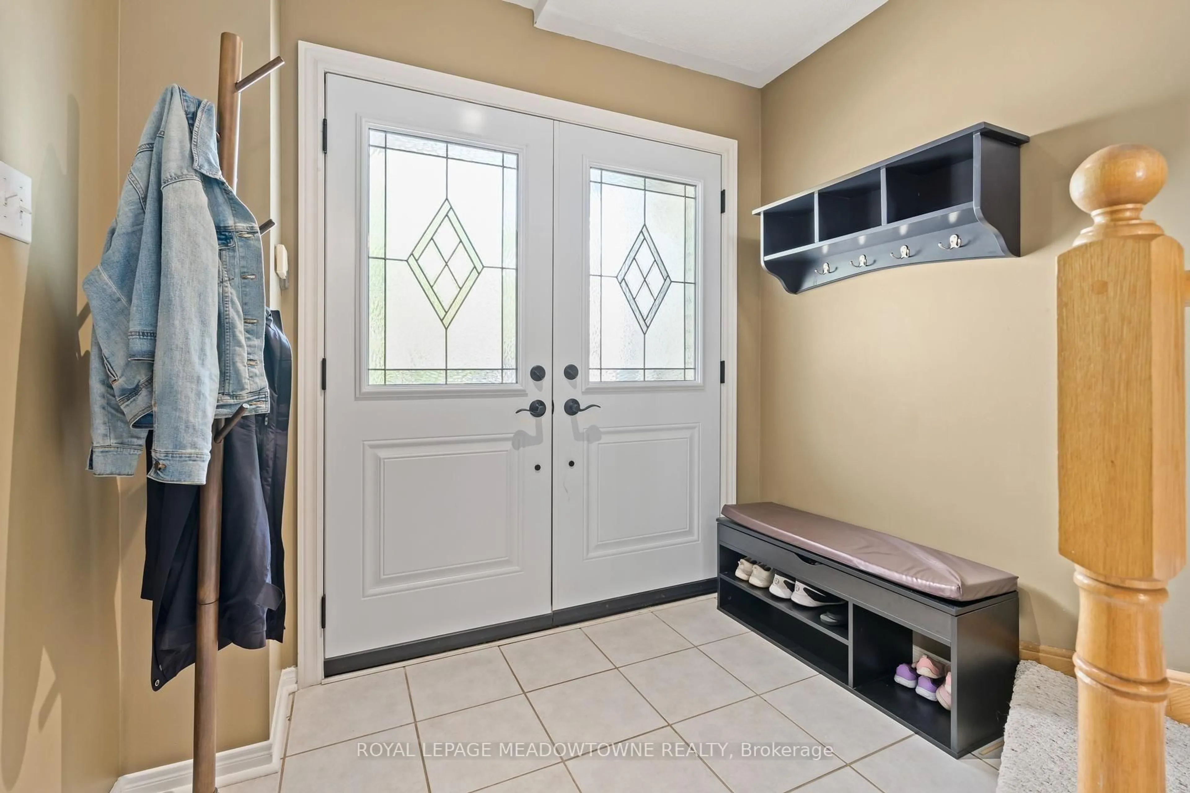 Indoor entryway for 136 Dominion Gardens Dr, Halton Hills Ontario L7G 6B6