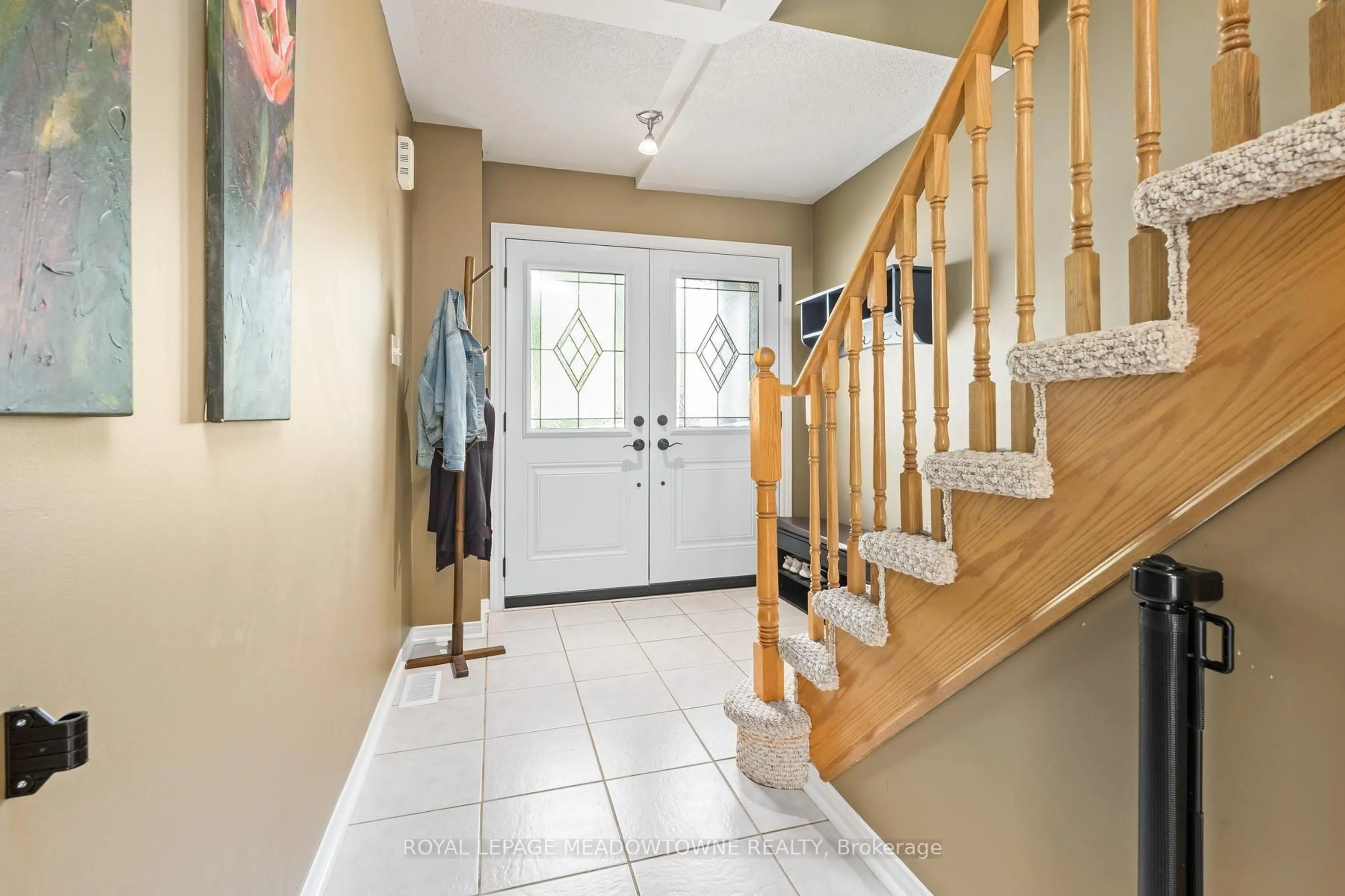 Indoor entryway for 136 Dominion Gardens Dr, Halton Hills Ontario L7G 6B6
