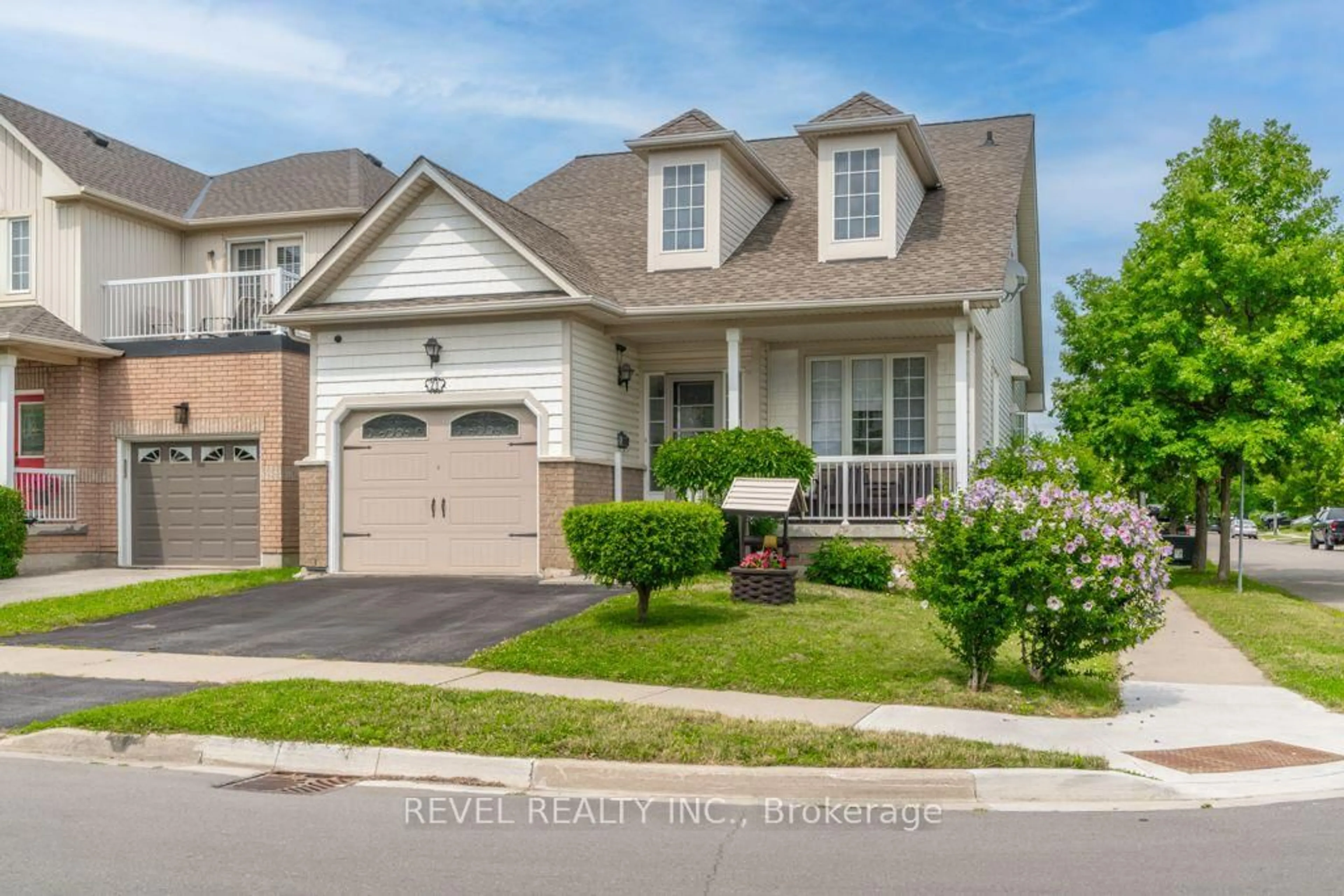 Home with vinyl exterior material, street for 71 Livingston Rd, Milton Ontario L9T 6B8
